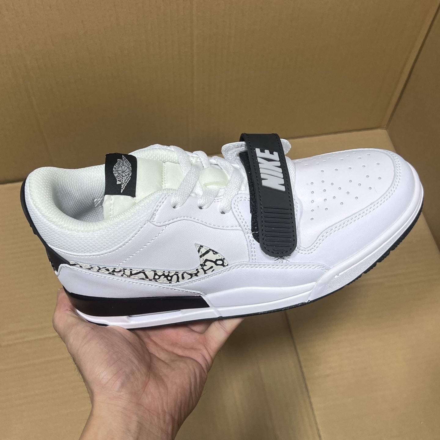 小DT纯原aj312低帮！
尺码36-47.5，全码输出！
头层品质！此版本品质对比价格绝对是市场行业性价比TOP1存在！一流的品质，二流的价格！随意对比市场任何高端版本！
编码AB147658