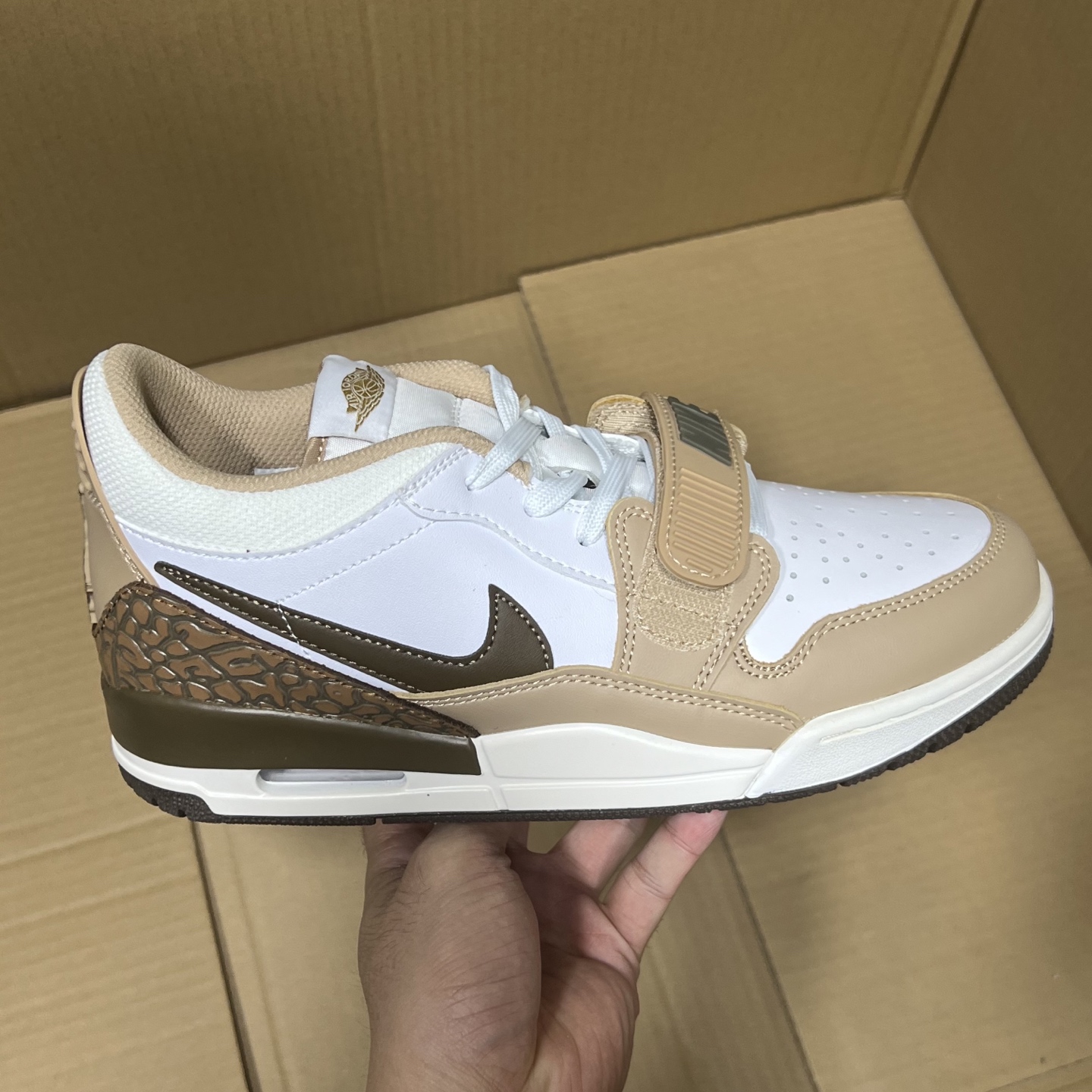 小DT纯原aj312低帮！
尺码36-47.5，全码输出！
头层品质！此版本品质对比价格绝对是市场行业性价比TOP1存在！一流的品质，二流的价格！随意对比市场任何高端版本！
编码AB147658