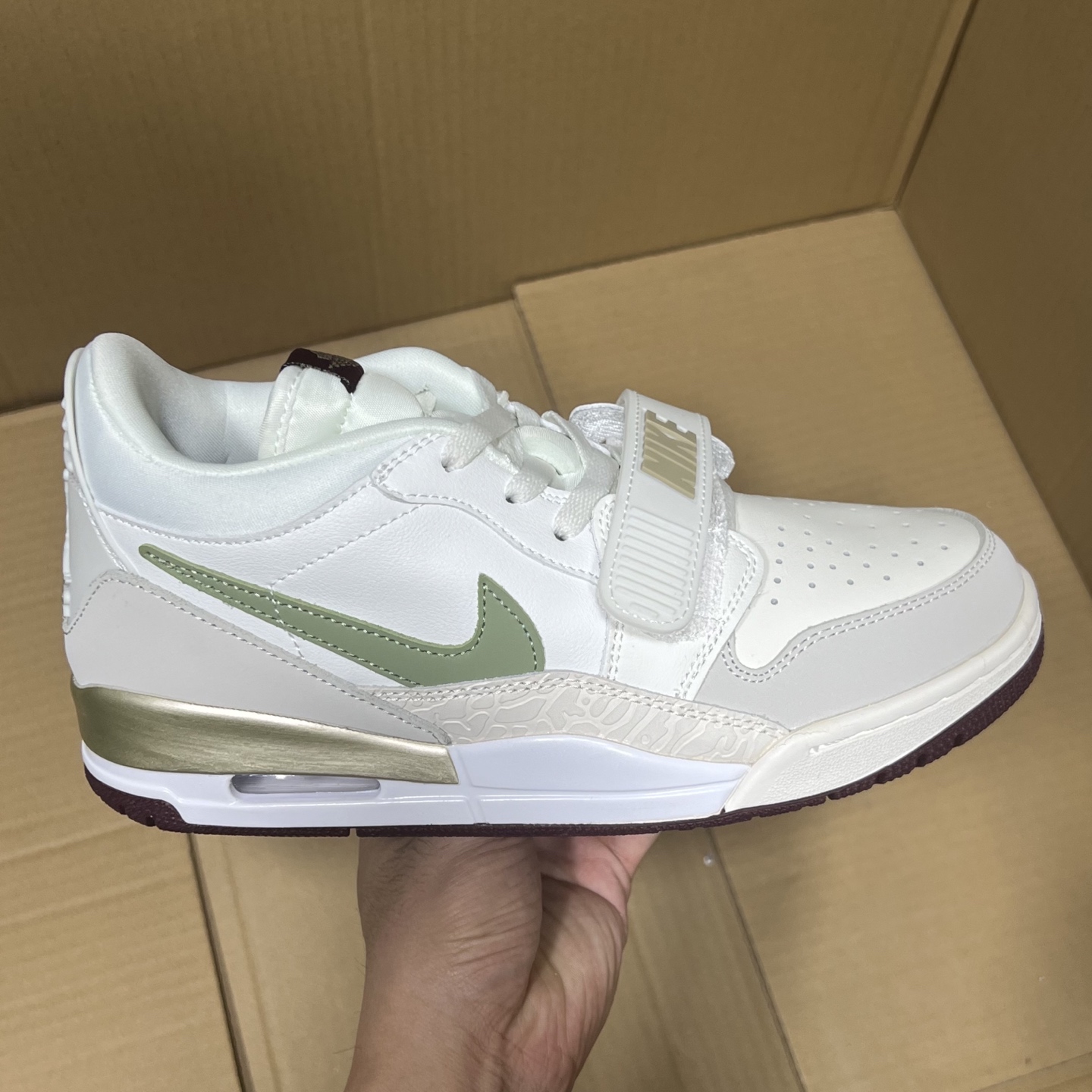 小DT纯原aj312低帮！
尺码36-47.5，全码输出！
头层品质！此版本品质对比价格绝对是市场行业性价比TOP1存在！一流的品质，二流的价格！随意对比市场任何高端版本！
编码AB147658