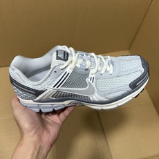 ST纯原佛魔罗V5特价! 尺码36-44.5,全码输出! 目前市面最值得推荐的一个版本,做工 细节 用料 价格都是实打实 ST纯原佛魔罗V5特价! 尺码36-44.5,全码输出! 目前市面最值得推荐的一个版本,做工 细节 用料 价格都是实打实