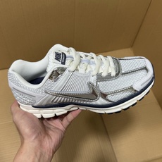 ST纯原佛魔罗V5特价! 尺码36-44.5,全码输出! 目前市面最值得推荐的一个版本,做工 细节 用料 价格都是实打实 ST纯原佛魔罗V5特价! 尺码36-44.5,全码输出! 目前市面最值得推荐的一个版本,做工 细节 用料 价格都是实打实