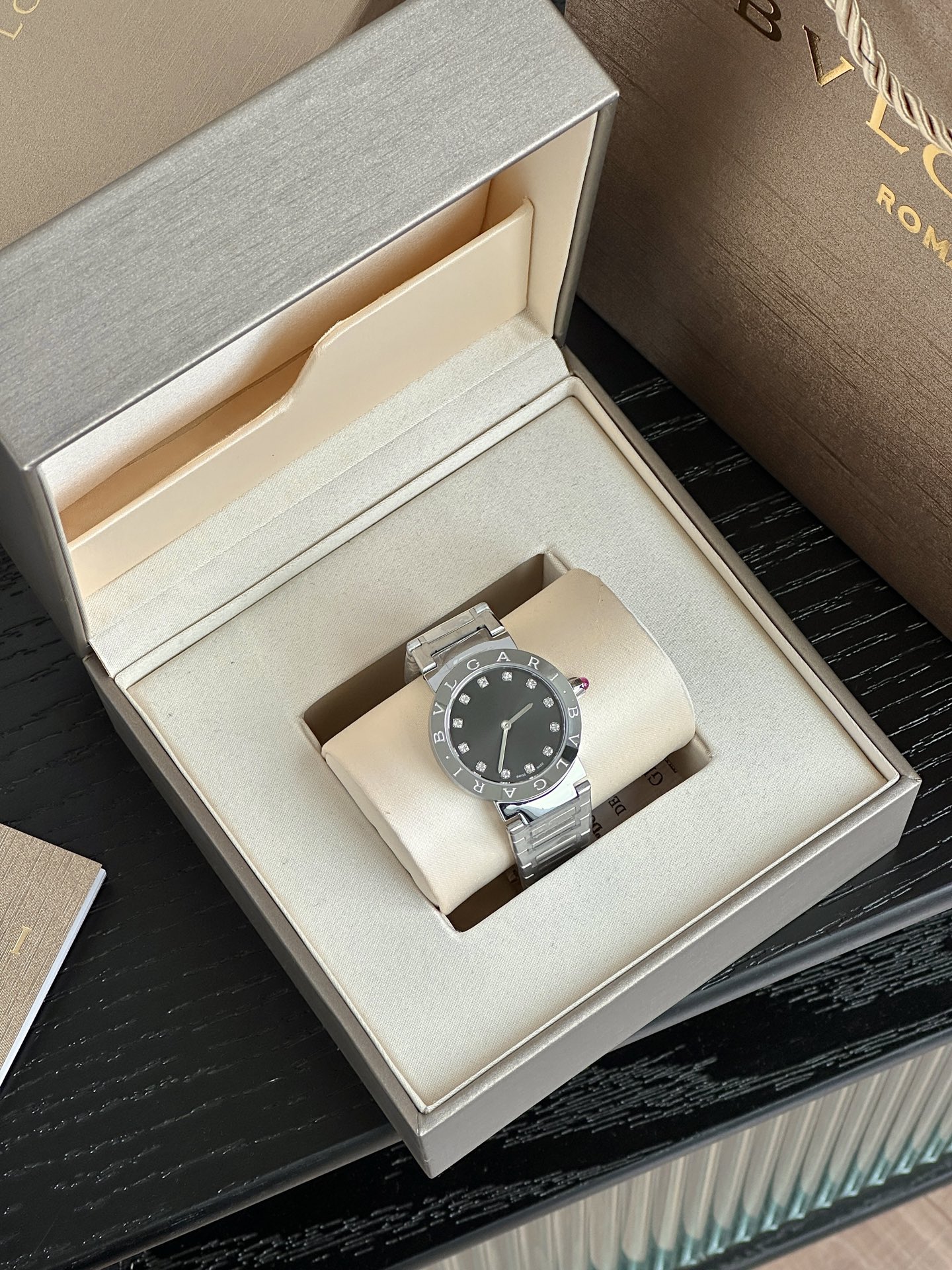 Ms. Bv Pogli’s Stone Wristwatch: Unique Design, Swiss Core, Affordable Price, Fine Craftsmanship - 图片 3