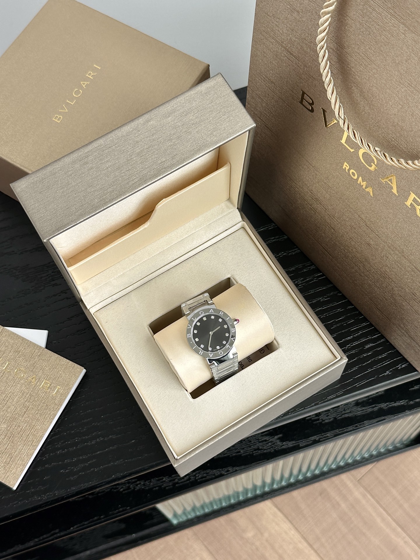 Ms. Bv Pogli’s Stone Wristwatch: Unique Design, Swiss Core, Affordable Price, Fine Craftsmanship - 图片 2