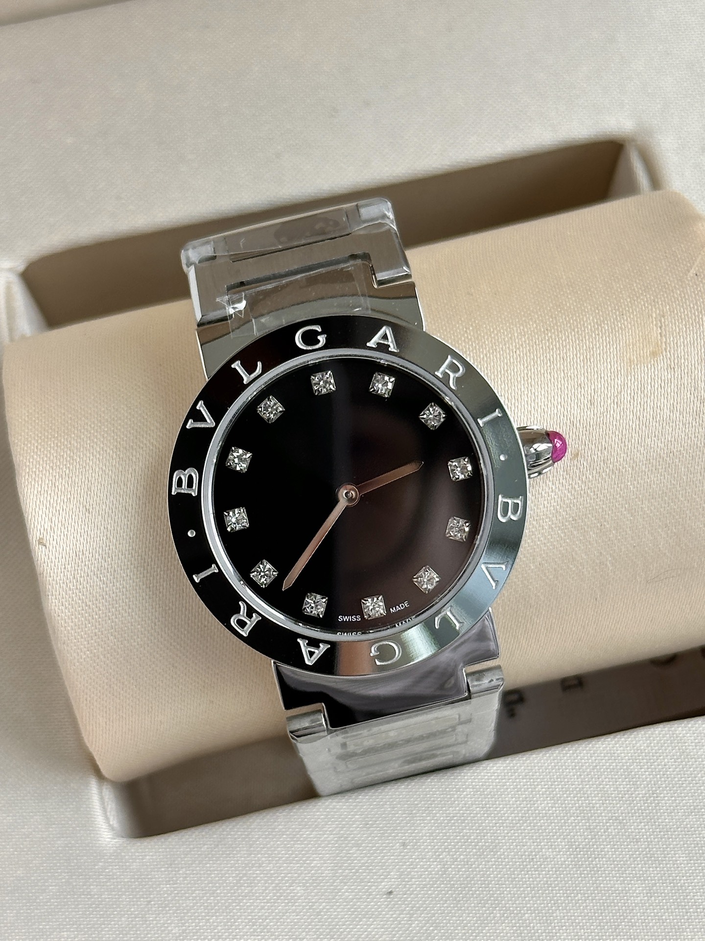 Ms. Bv Pogli’s Stone Wristwatch: Unique Design, Swiss Core, Affordable Price, Fine Craftsmanship - 图片 5