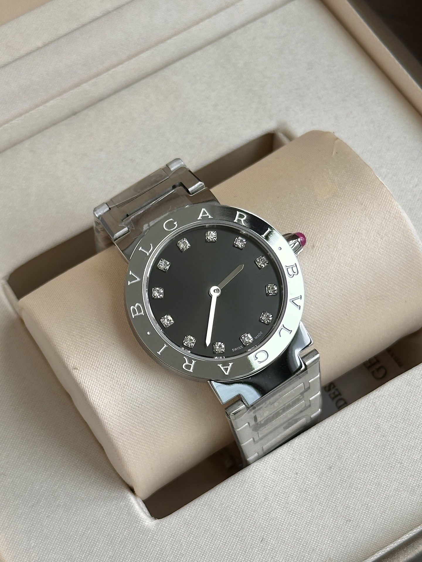 Ms. Bv Pogli’s Stone Wristwatch: Unique Design, Swiss Core, Affordable Price, Fine Craftsmanship - 图片 4