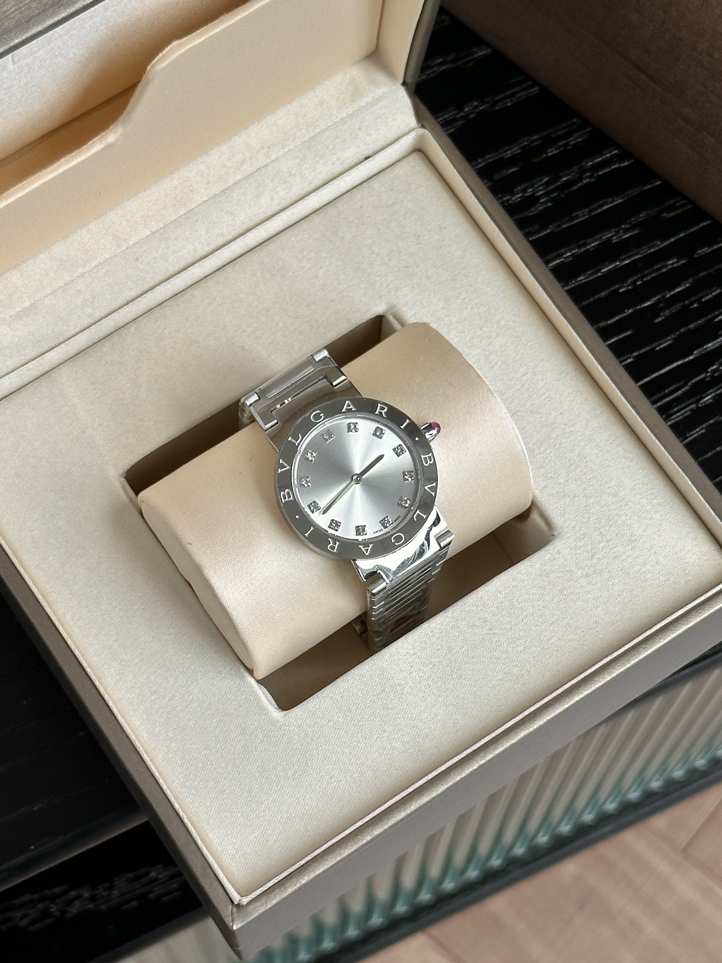 Ms. Bv Pogli’s Stone Wristwatch: Unique Design, Swiss Core, Affordable Luxury, Fine Craftsmanship - 图片 3