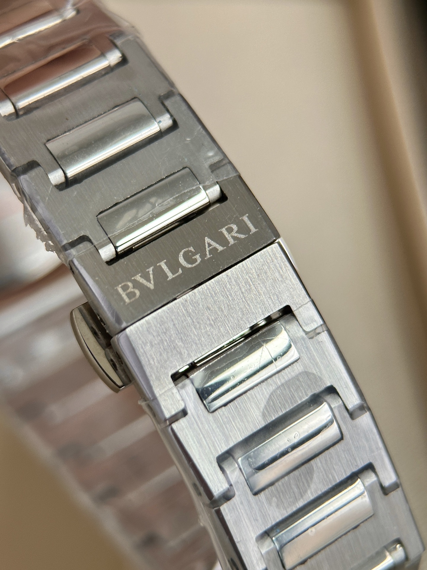 Ms. Bv Pogli’s Stone Wristwatch: Unique Design, Swiss Core, Affordable Luxury, Fine Craftsmanship - 图片 8