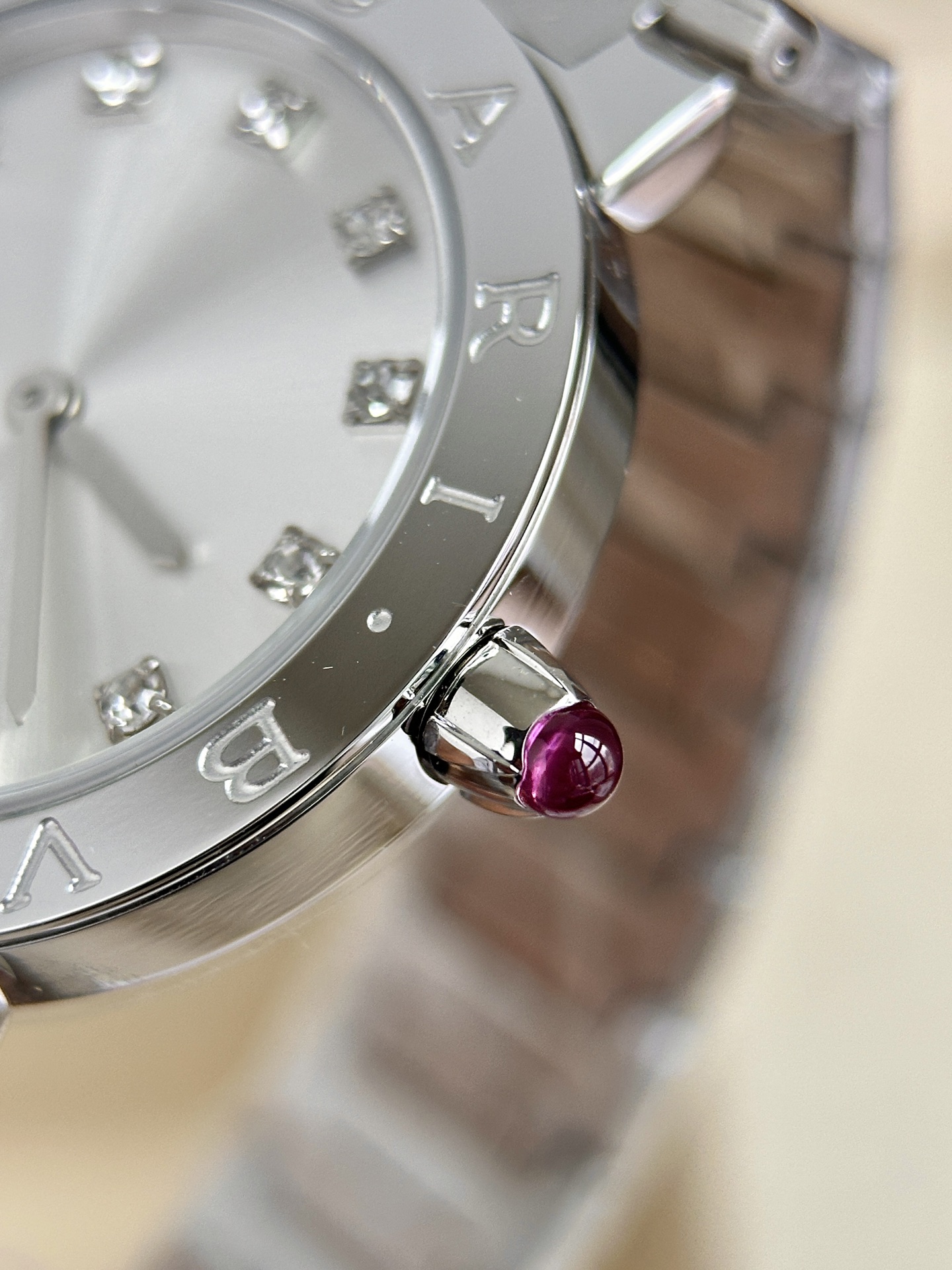 Ms. Bv Pogli’s Stone Wristwatch: Unique Design, Swiss Core, Affordable Luxury, Fine Craftsmanship - 图片 6