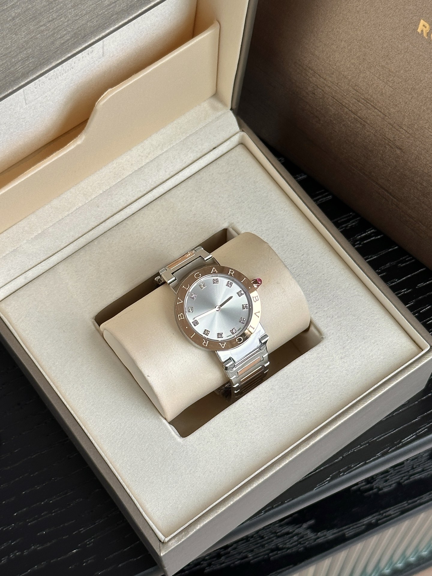 Unique Stone Wristwatch with Swiss Core and Elegant Design Elements - 图片 3