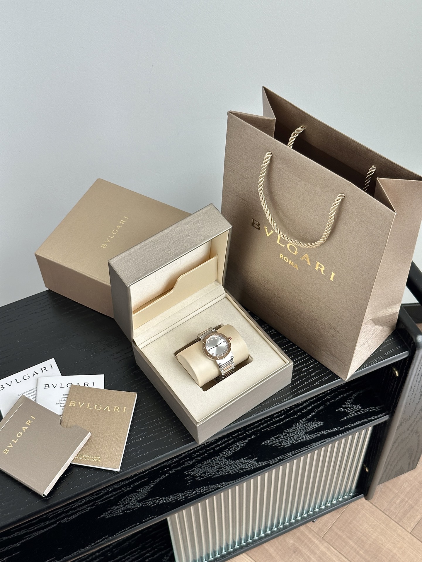 Unique Stone Wristwatch with Swiss Core and Elegant Design Elements - 图片 1