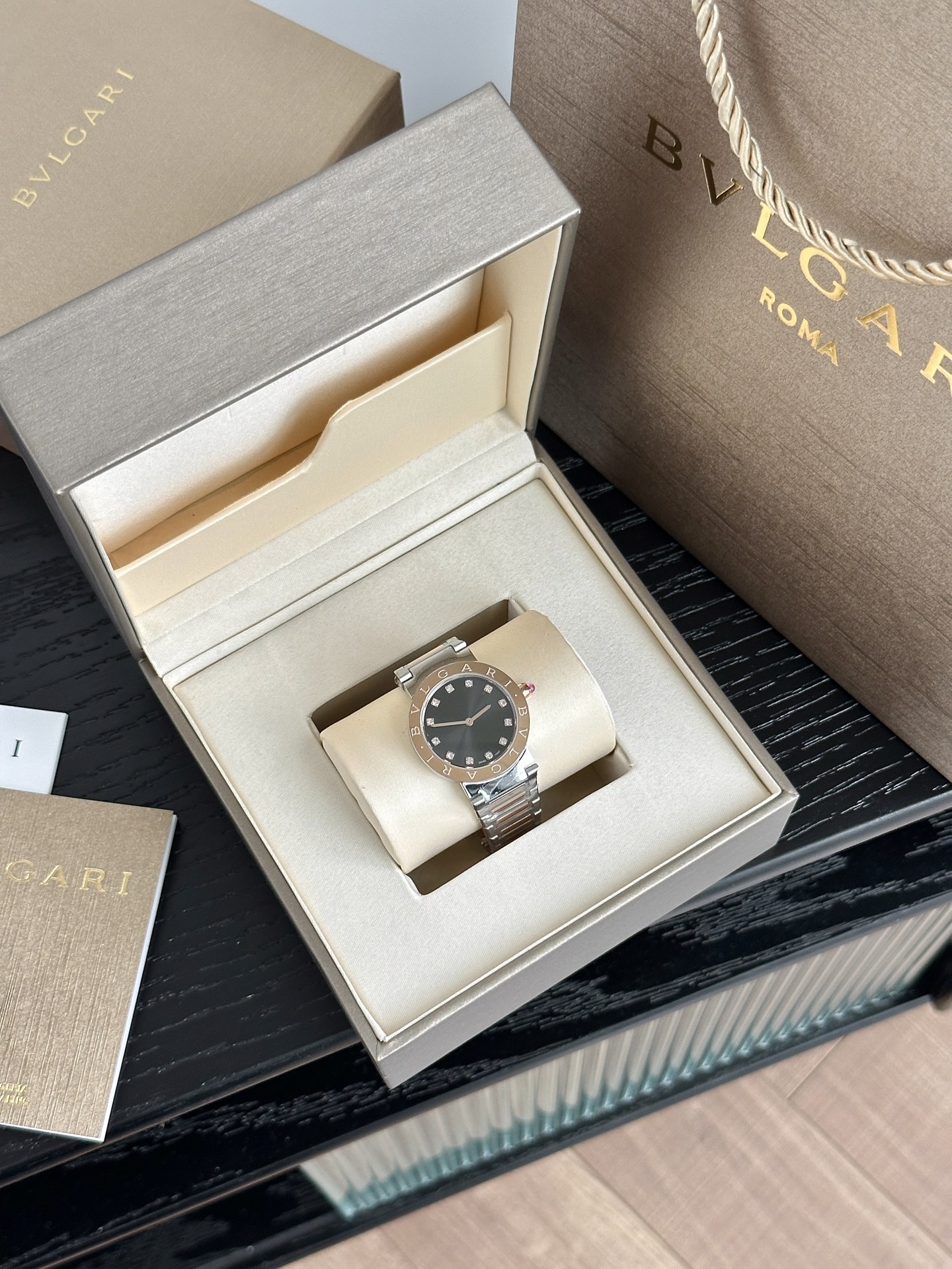 Ms. Bv Pogli’s Stone Wristwatch: Swiss Cores, Unique Design, Affordable Luxury, Premium Materials - 图片 2