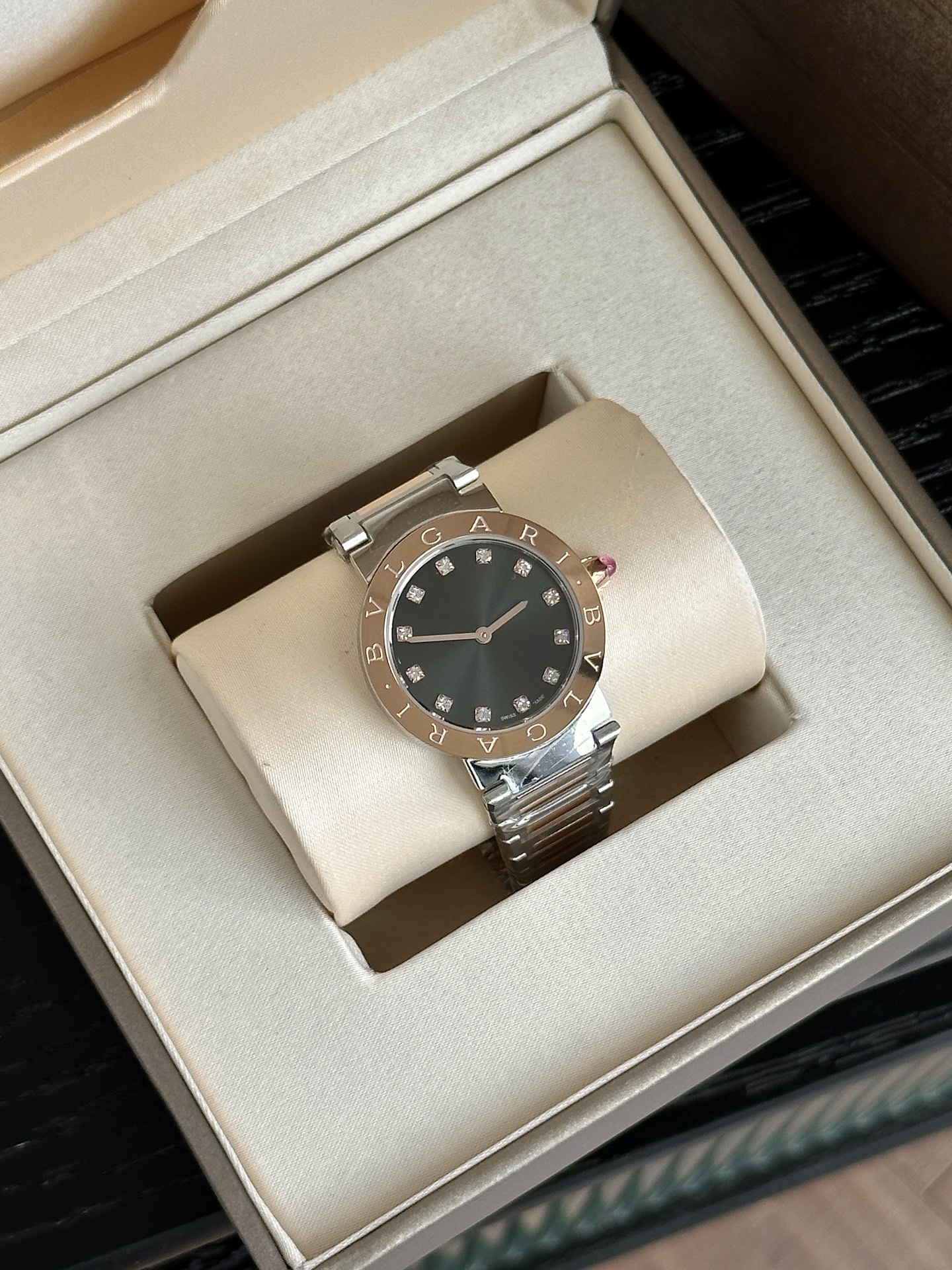 Ms. Bv Pogli’s Stone Wristwatch: Swiss Cores, Unique Design, Affordable Luxury, Premium Materials - 图片 3