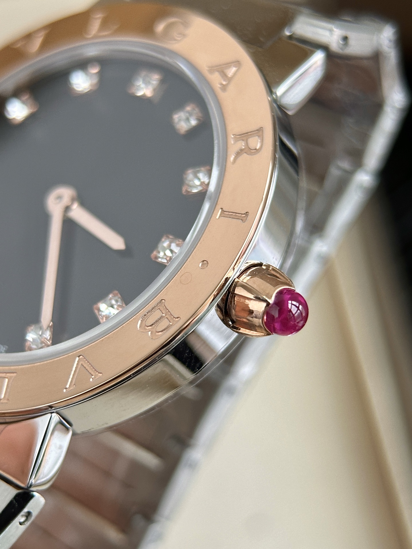 Ms. Bv Pogli’s Stone Wristwatch: Swiss Cores, Unique Design, Affordable Luxury, Premium Materials - 图片 6
