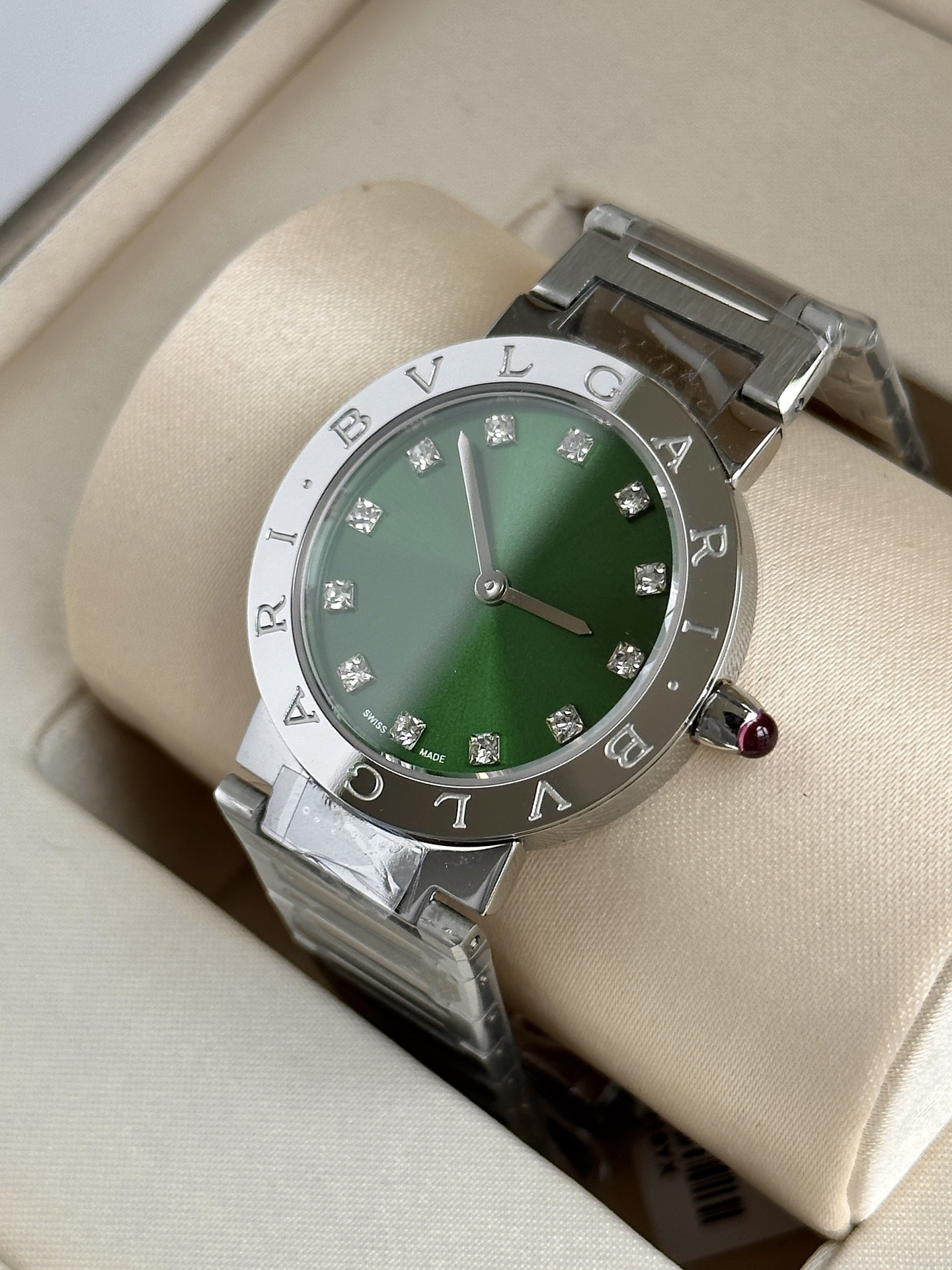 Unique Stone Wristwatch with Swiss Cores and Solar-Radiated Design - 图片 4