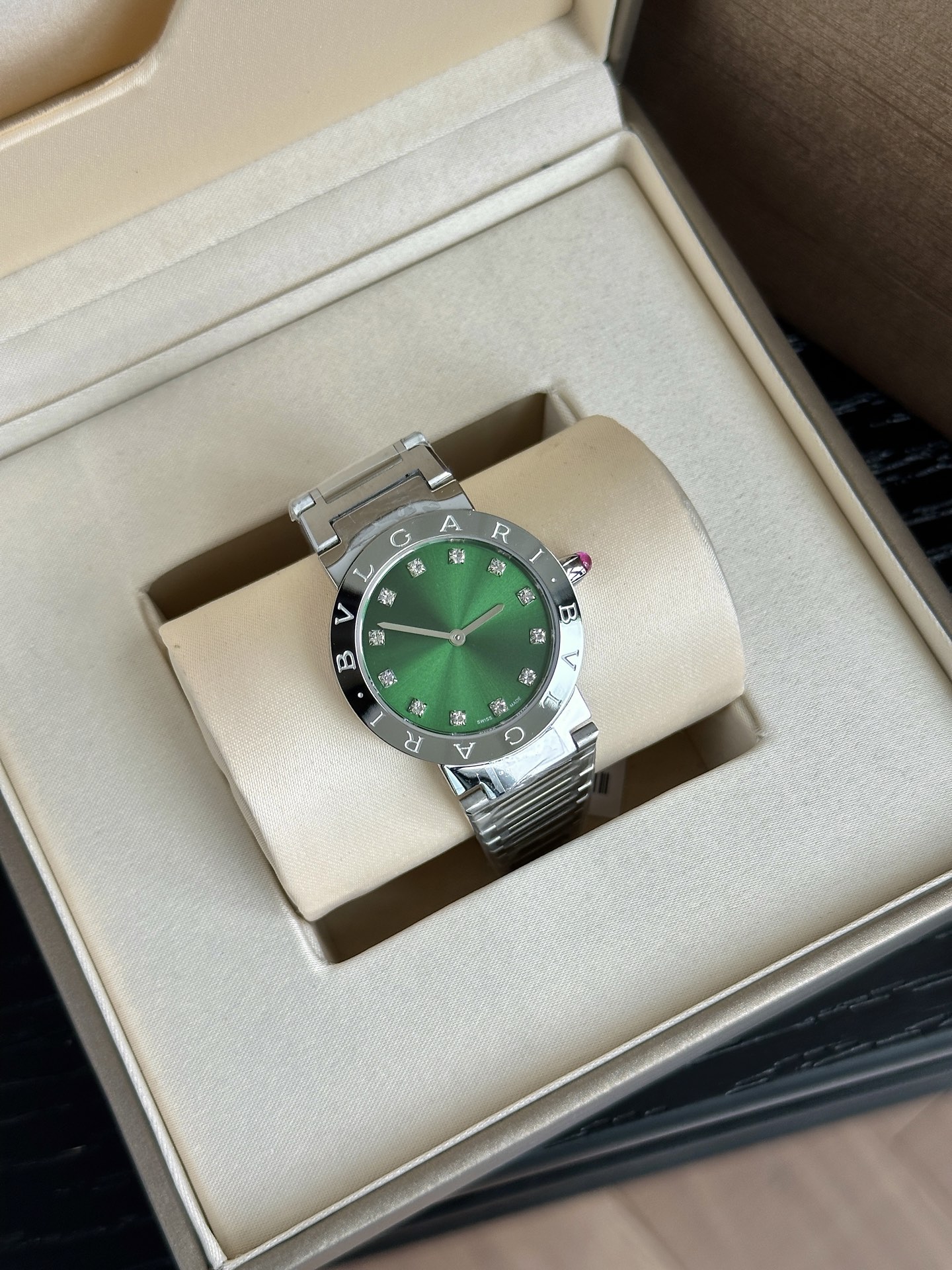 Unique Stone Wristwatch with Swiss Cores and Solar-Radiated Design - 图片 2