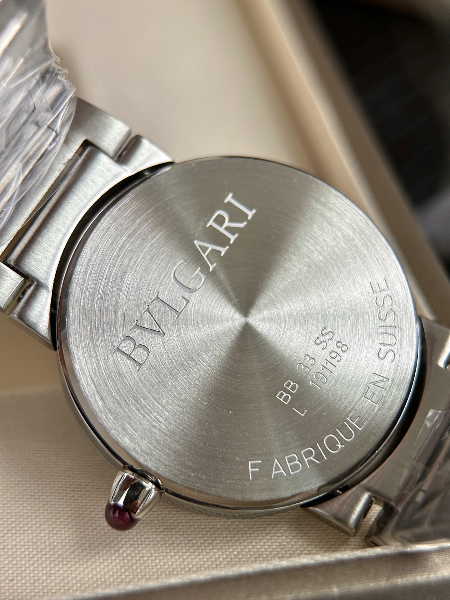 Unique Stone Wristwatch with Swiss Cores and Solar-Radiated Design - 图片 7