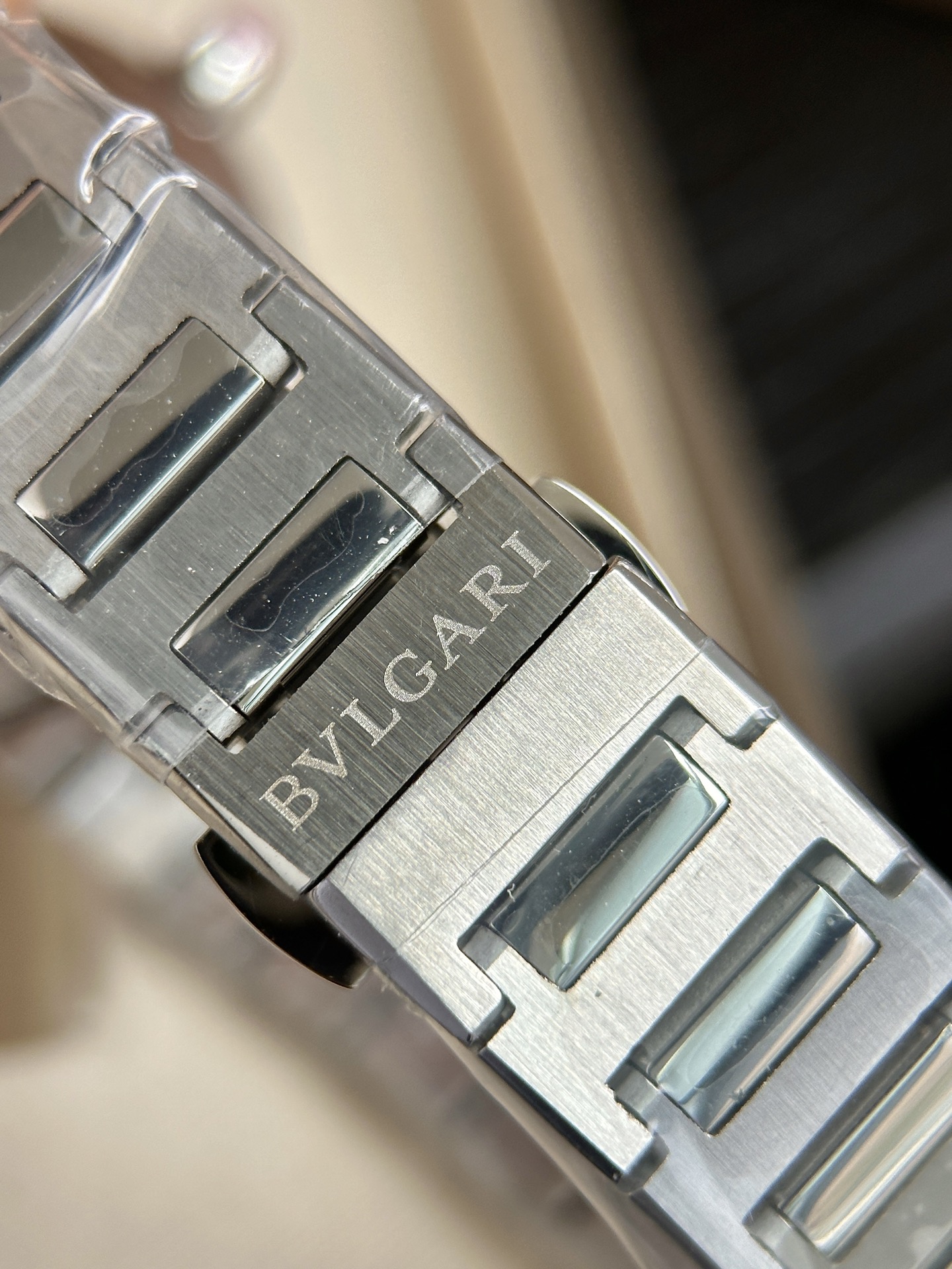 Unique Stone Wristwatch with Swiss Cores and Solar-Radiated Design - 图片 8