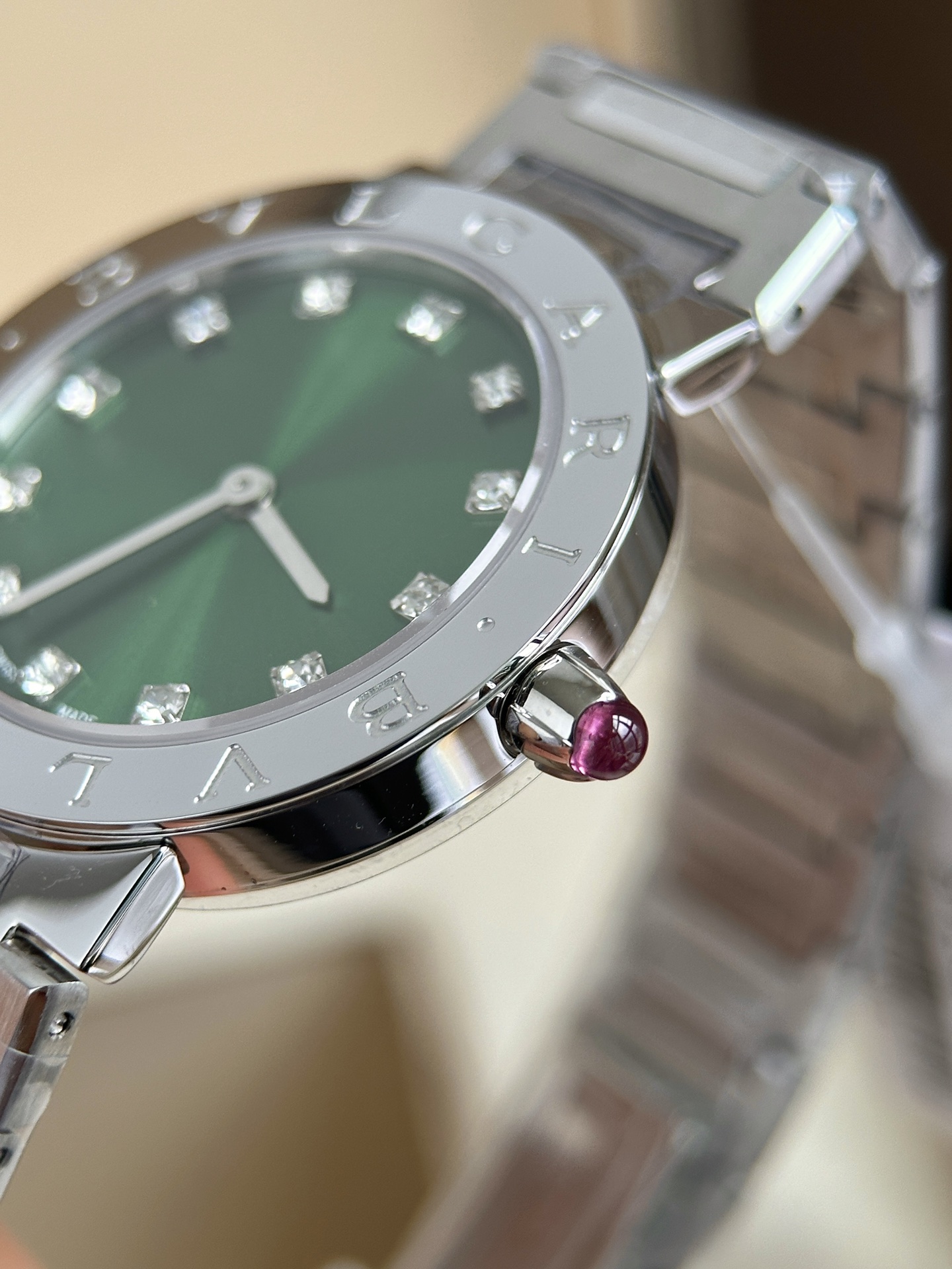 Unique Stone Wristwatch with Swiss Cores and Solar-Radiated Design - 图片 5