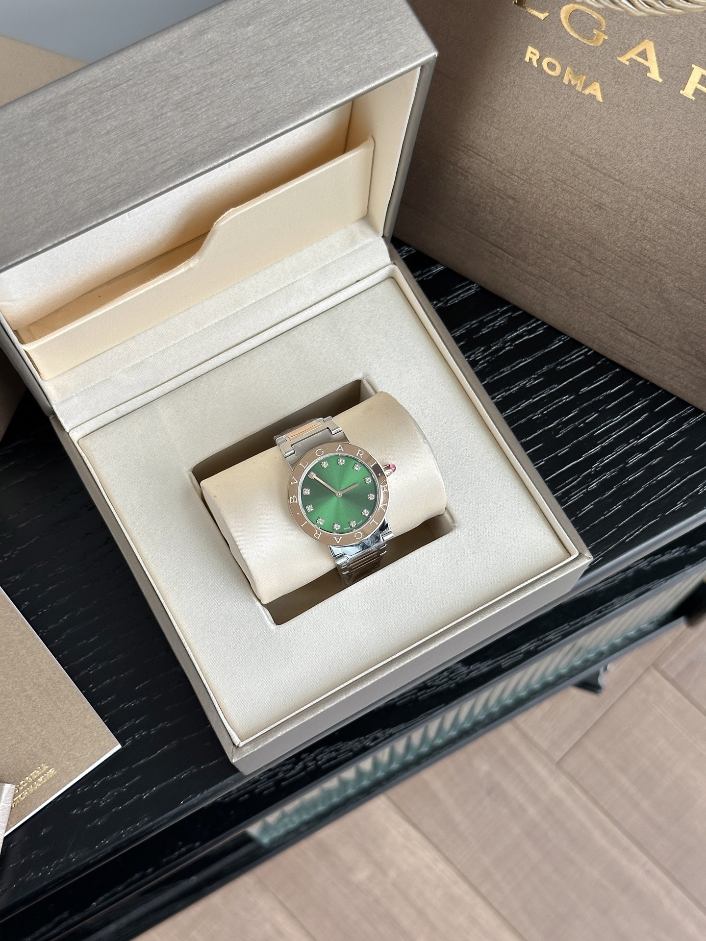 Ms. Bv Pogli’s Stone Wristwatch: Unique Design Inspired by Ancient Coins and Swiss Craftsmanship - 图片 2