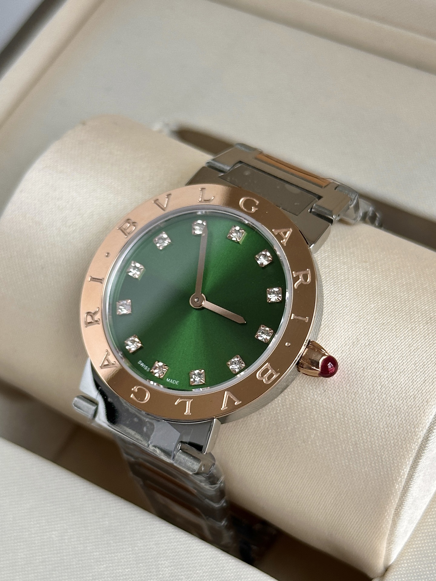Ms. Bv Pogli’s Stone Wristwatch: Unique Design Inspired by Ancient Coins and Swiss Craftsmanship - 图片 5