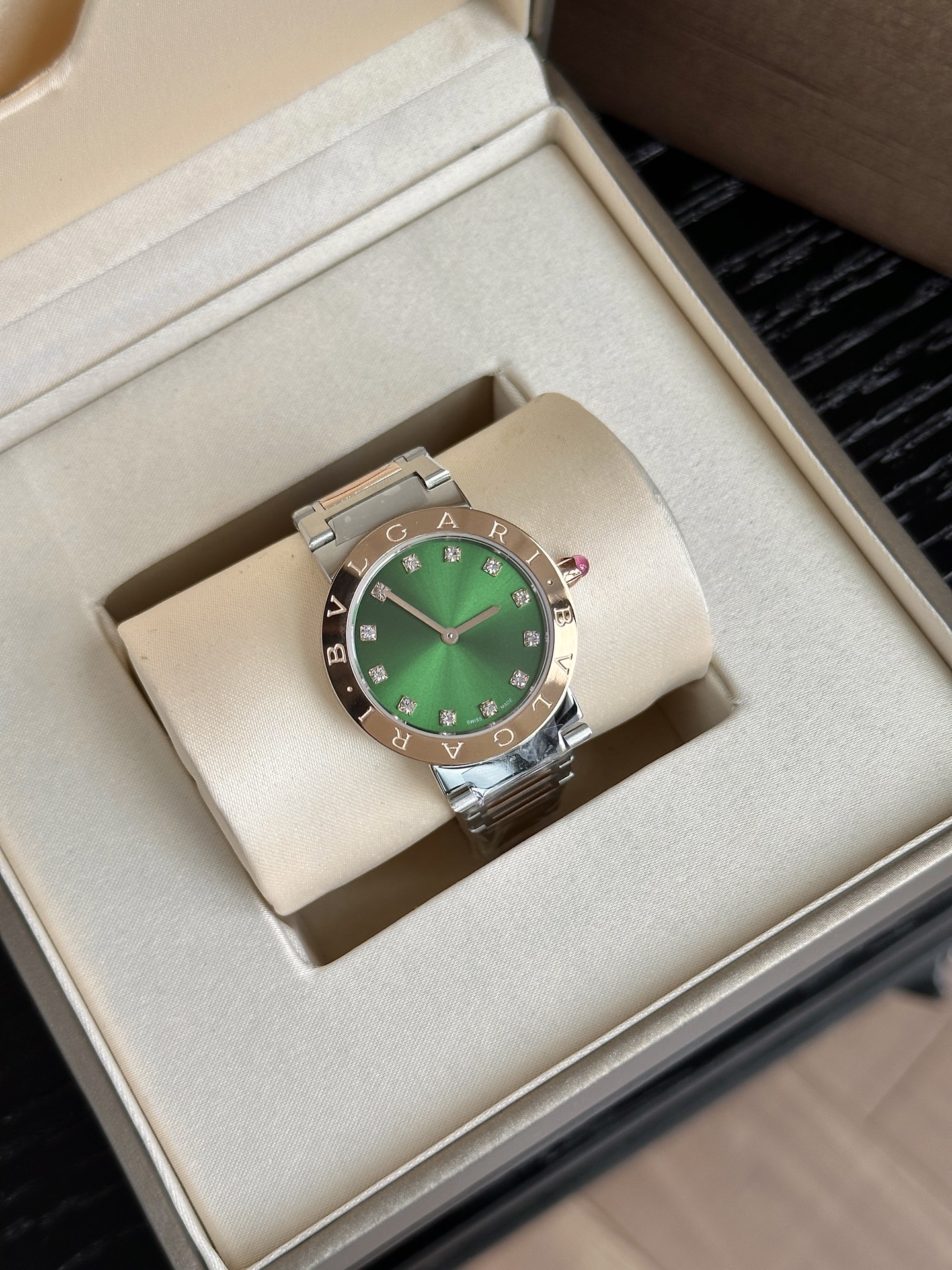 Ms. Bv Pogli’s Stone Wristwatch: Unique Design Inspired by Ancient Coins and Swiss Craftsmanship - 图片 3
