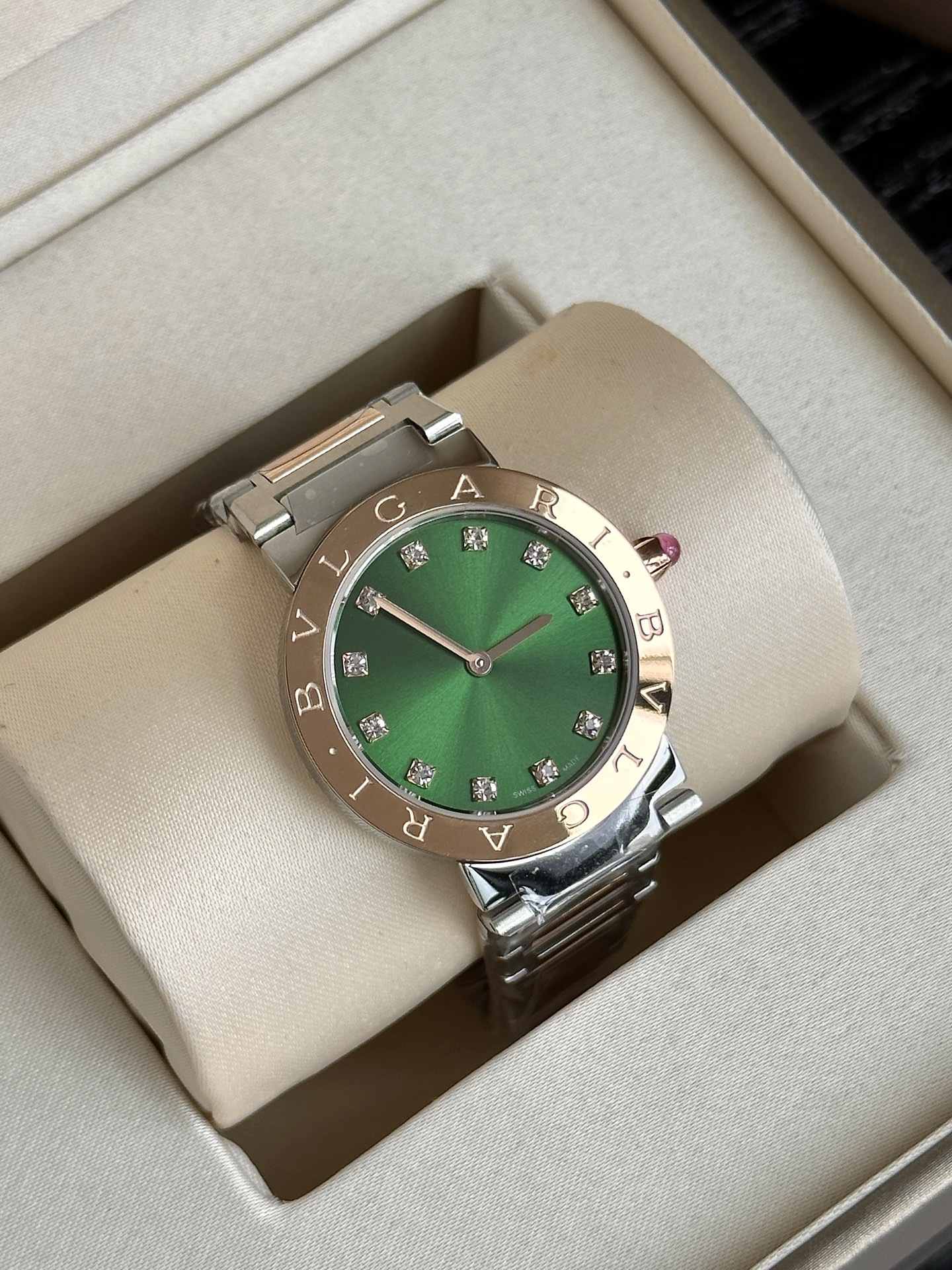 Ms. Bv Pogli’s Stone Wristwatch: Unique Design Inspired by Ancient Coins and Swiss Craftsmanship - 图片 4