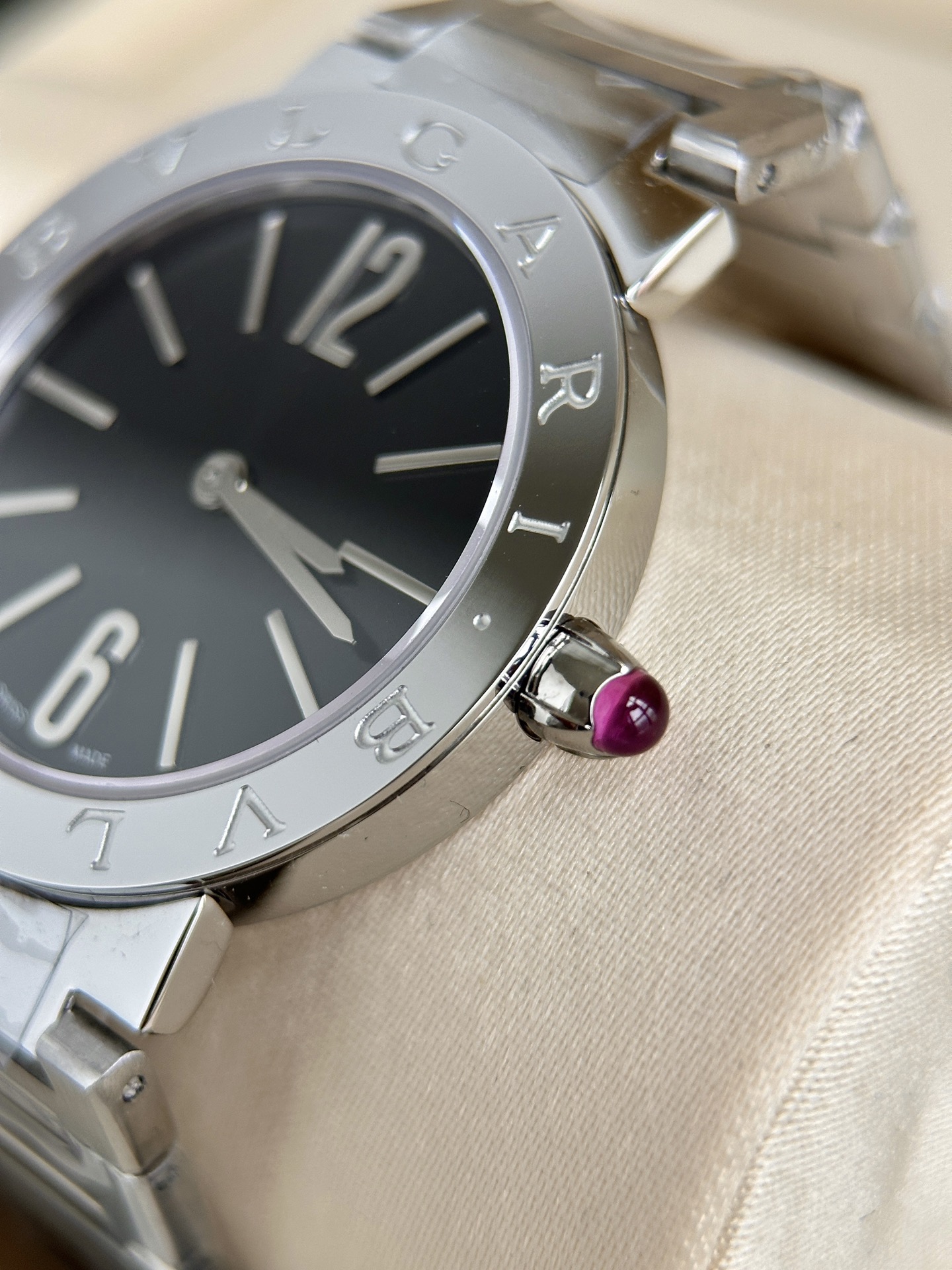Ms. Bv Pogli’s Stone Wristwatch: Unique Design with Swiss Core, Affordable Luxury, Fine Craftsmanship - 图片 6