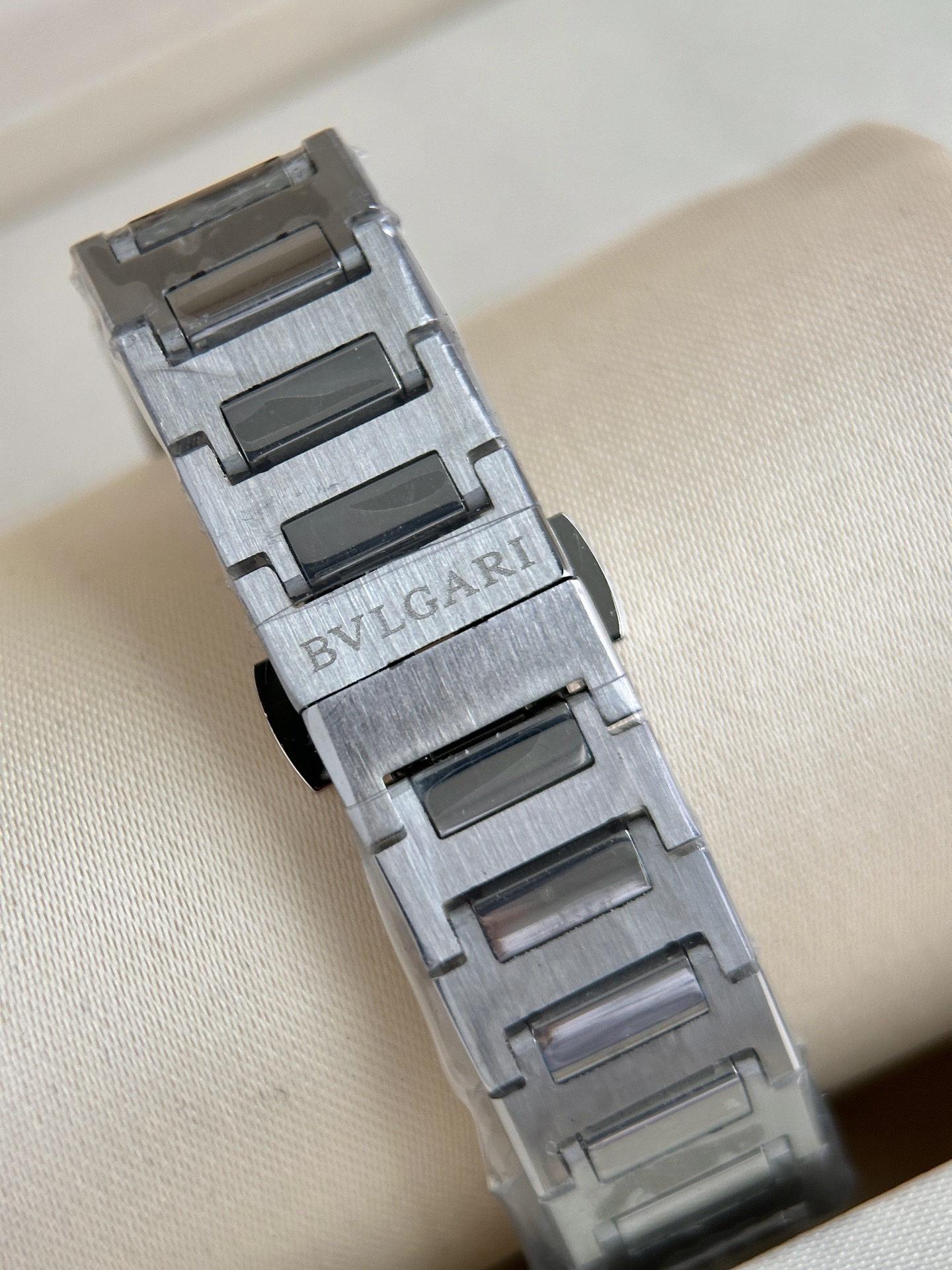 Ms. Bv Pogli’s Stone Wristwatch: Unique Design with Swiss Core, Affordable Luxury, Fine Craftsmanship - 图片 8