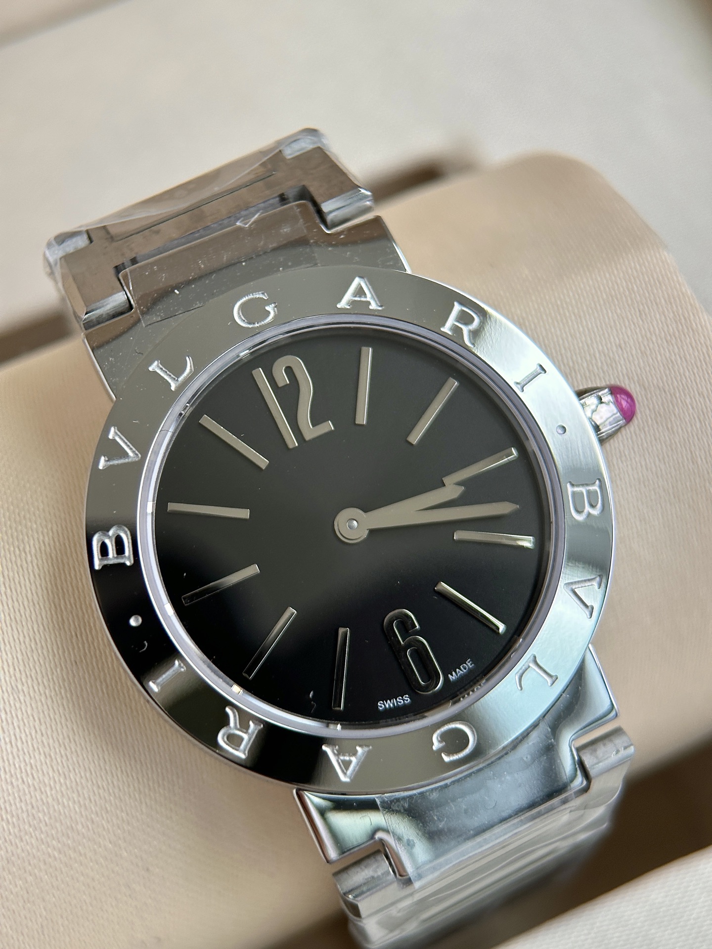 Ms. Bv Pogli’s Stone Wristwatch: Unique Design with Swiss Core, Affordable Luxury, Fine Craftsmanship - 图片 5