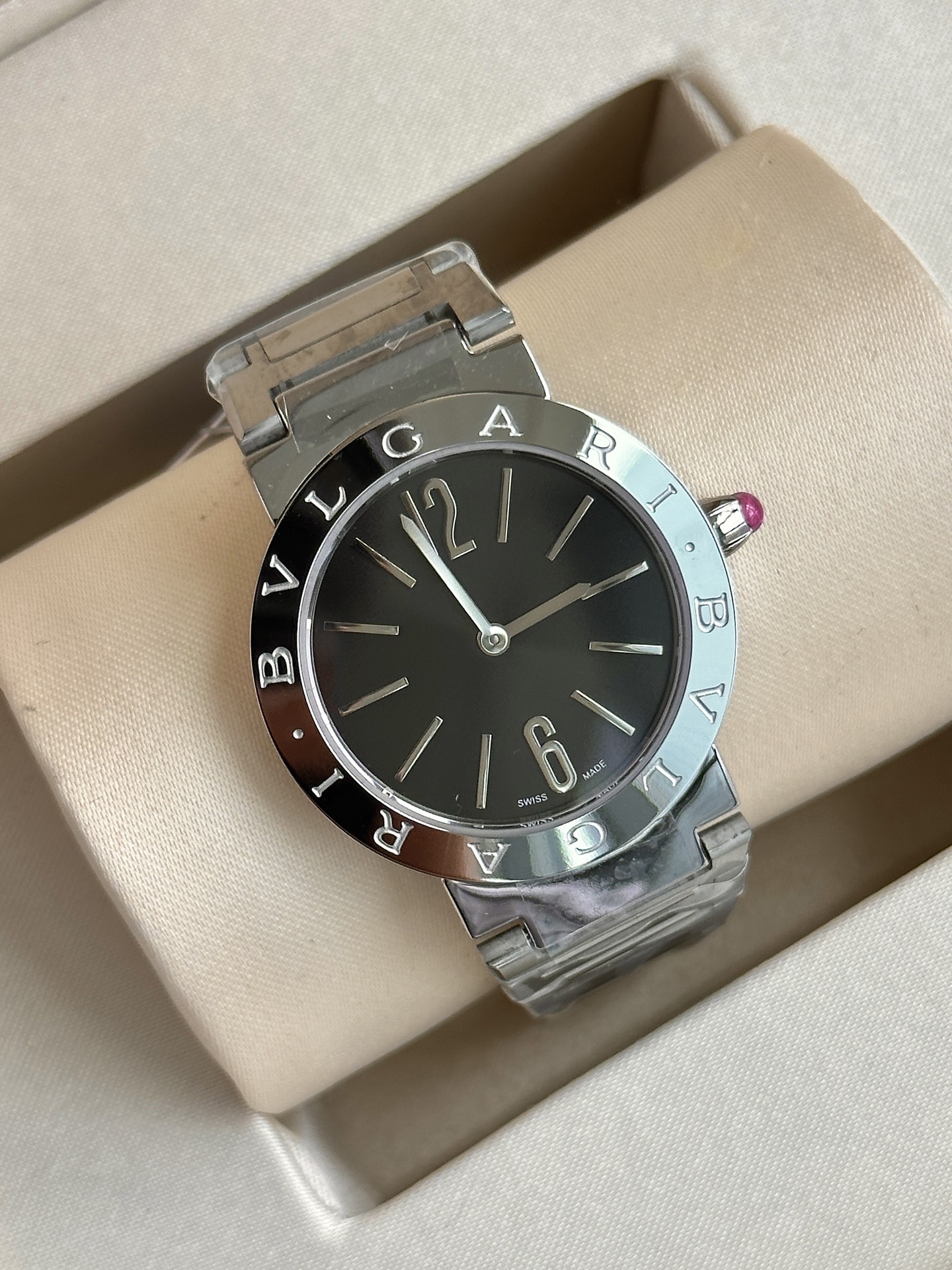 Ms. Bv Pogli’s Stone Wristwatch: Unique Design with Swiss Core, Affordable Luxury, Fine Craftsmanship - 图片 4