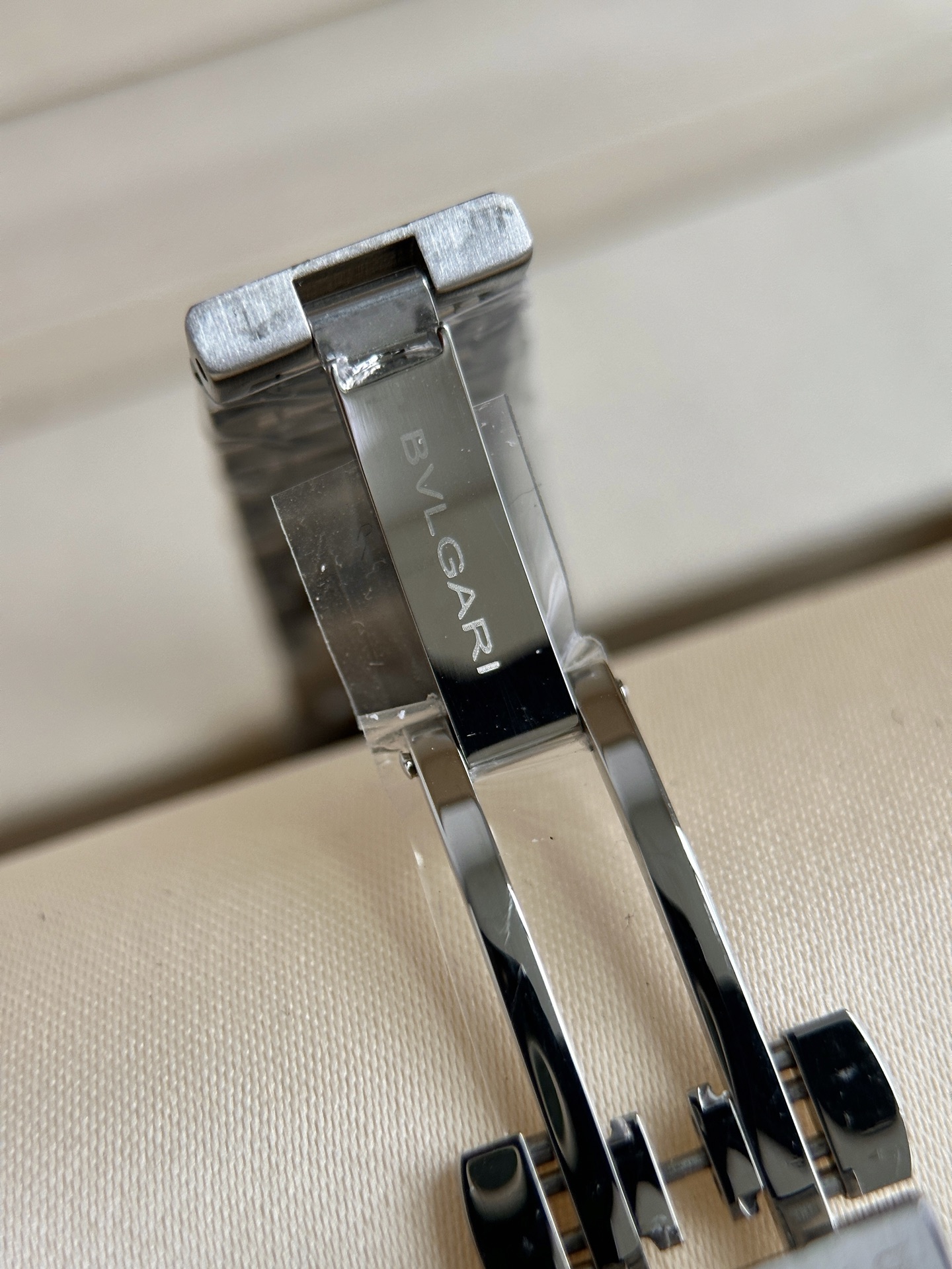Ms. Bv Pogli’s Stone Wristwatch: Unique Design with Swiss Core, Affordable Luxury, Fine Craftsmanship - 图片 9