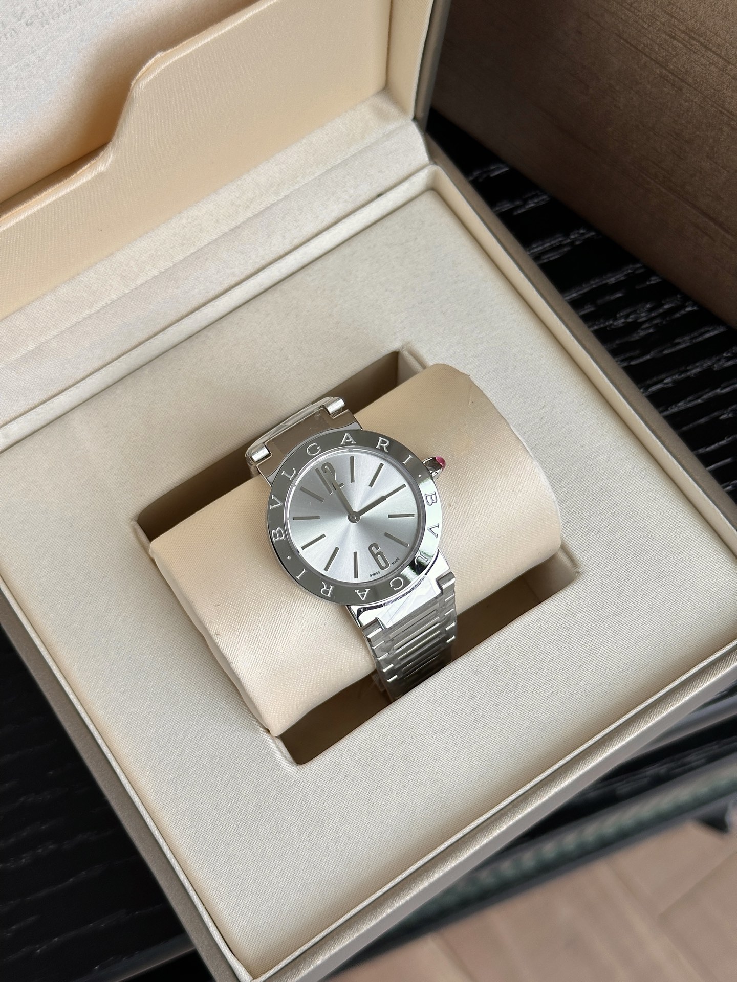 Ms. Bv Pogli Stone Wristwatch with Unique Design Elements and Swiss Imported Cores - 图片 3