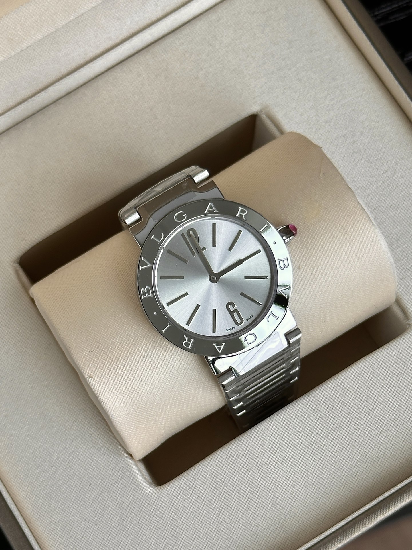 Ms. Bv Pogli Stone Wristwatch with Unique Design Elements and Swiss Imported Cores - 图片 4