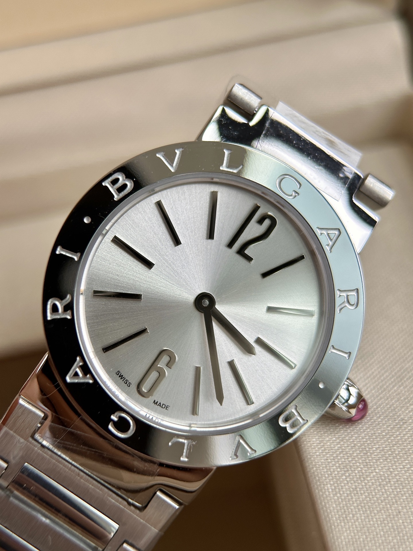 Ms. Bv Pogli Stone Wristwatch with Unique Design Elements and Swiss Imported Cores - 图片 5