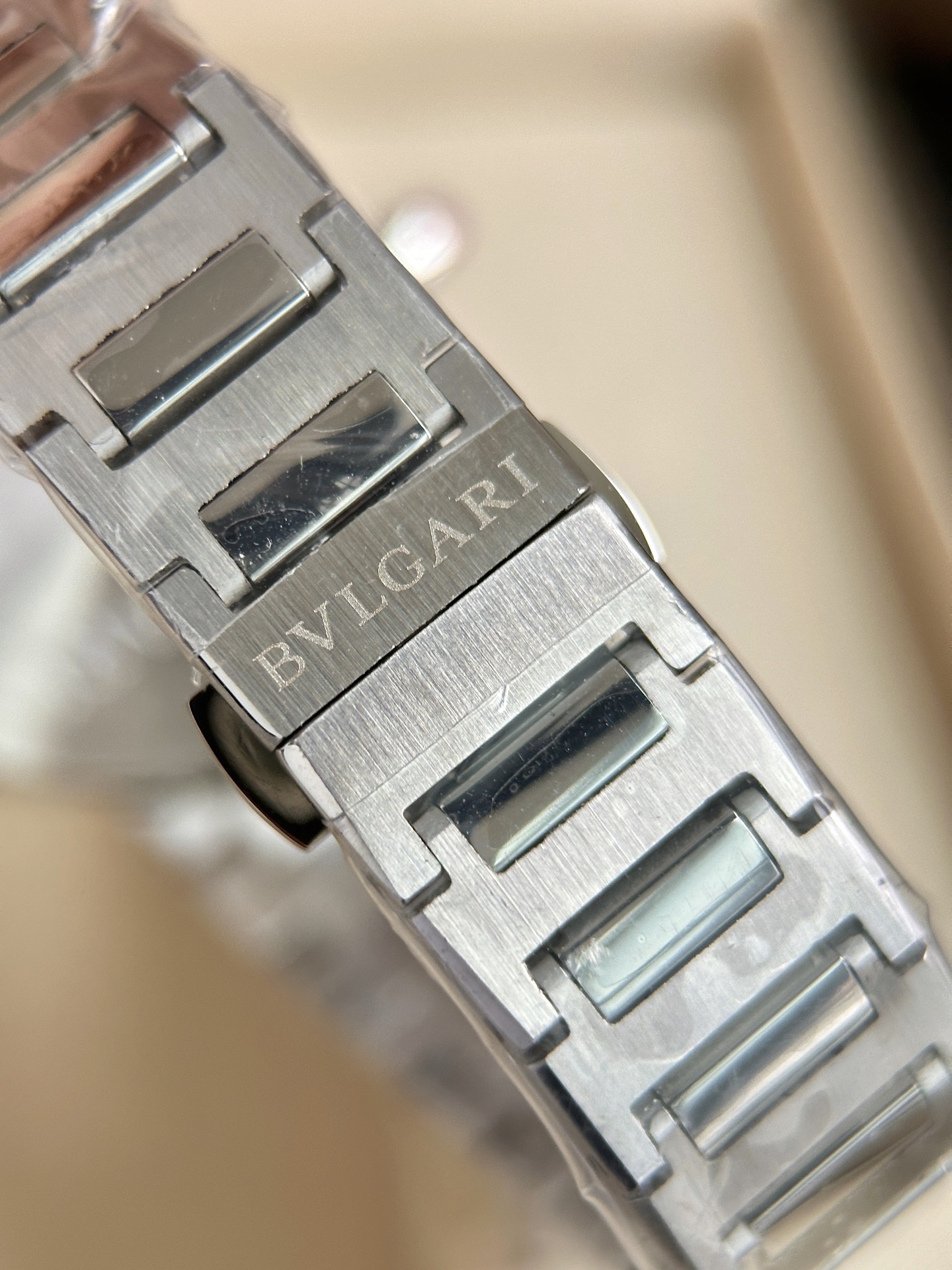 Ms. Bv Pogli Stone Wristwatch with Unique Design Elements and Swiss Imported Cores - 图片 8