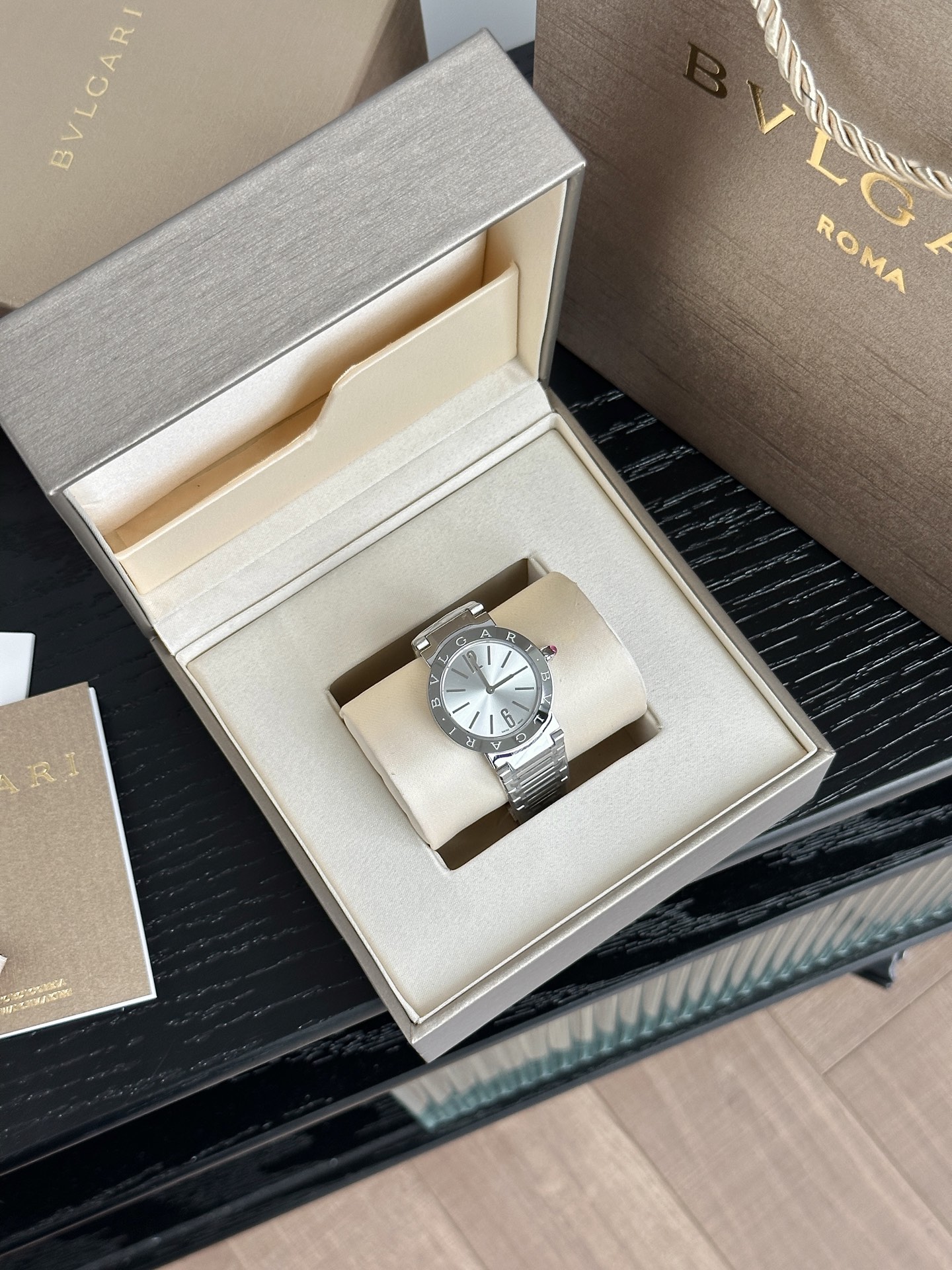 Ms. Bv Pogli Stone Wristwatch with Unique Design Elements and Swiss Imported Cores - 图片 2