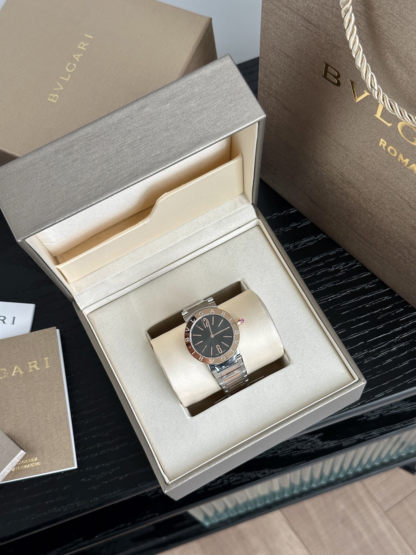 Ms. Bv Pogli’s Stone Wristwatch: Unique Design, Swiss Core, Affordable Price, Fine Craftsmanship - 图片 2