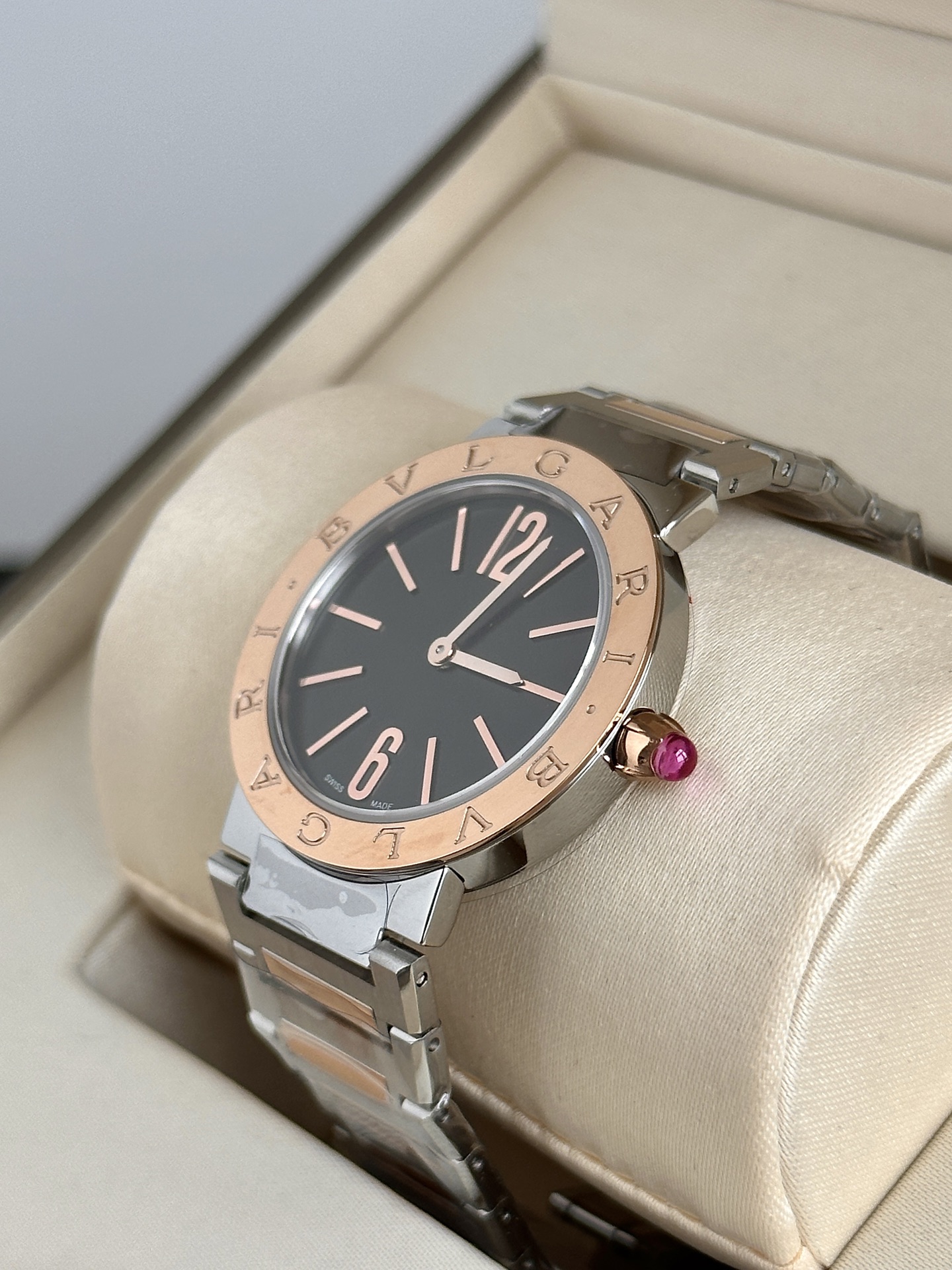 Ms. Bv Pogli’s Stone Wristwatch: Unique Design, Swiss Core, Affordable Price, Fine Craftsmanship - 图片 6