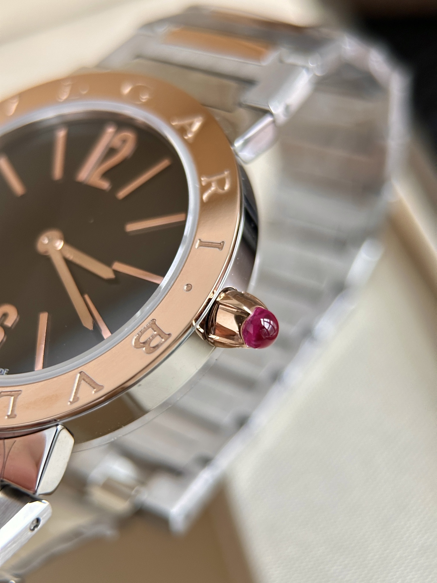 Ms. Bv Pogli’s Stone Wristwatch: Unique Design, Swiss Core, Affordable Price, Fine Craftsmanship - 图片 7