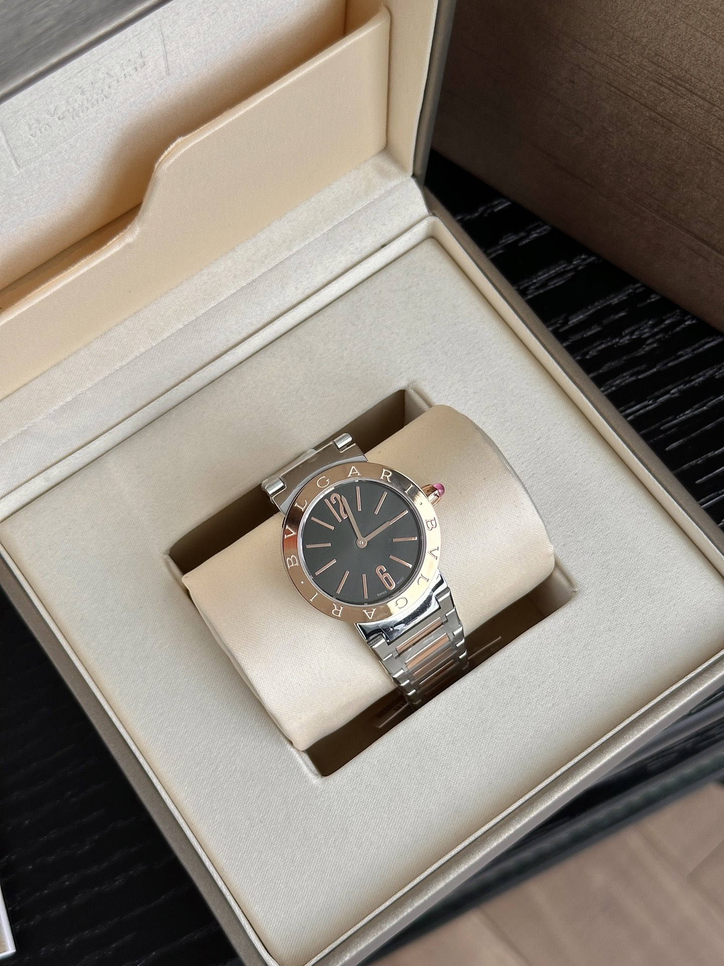 Ms. Bv Pogli’s Stone Wristwatch: Unique Design, Swiss Core, Affordable Price, Fine Craftsmanship - 图片 3