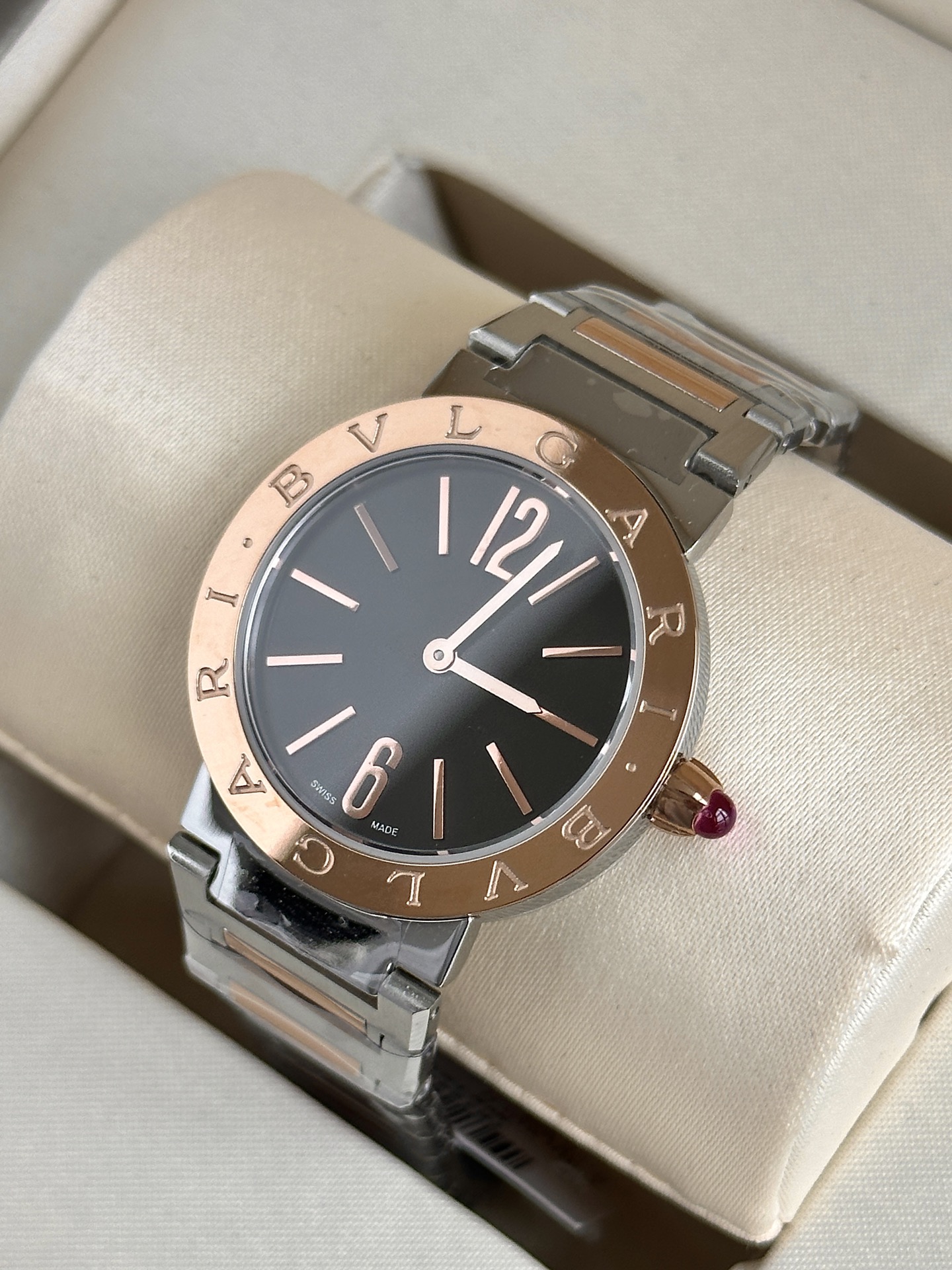 Ms. Bv Pogli’s Stone Wristwatch: Unique Design, Swiss Core, Affordable Price, Fine Craftsmanship - 图片 5
