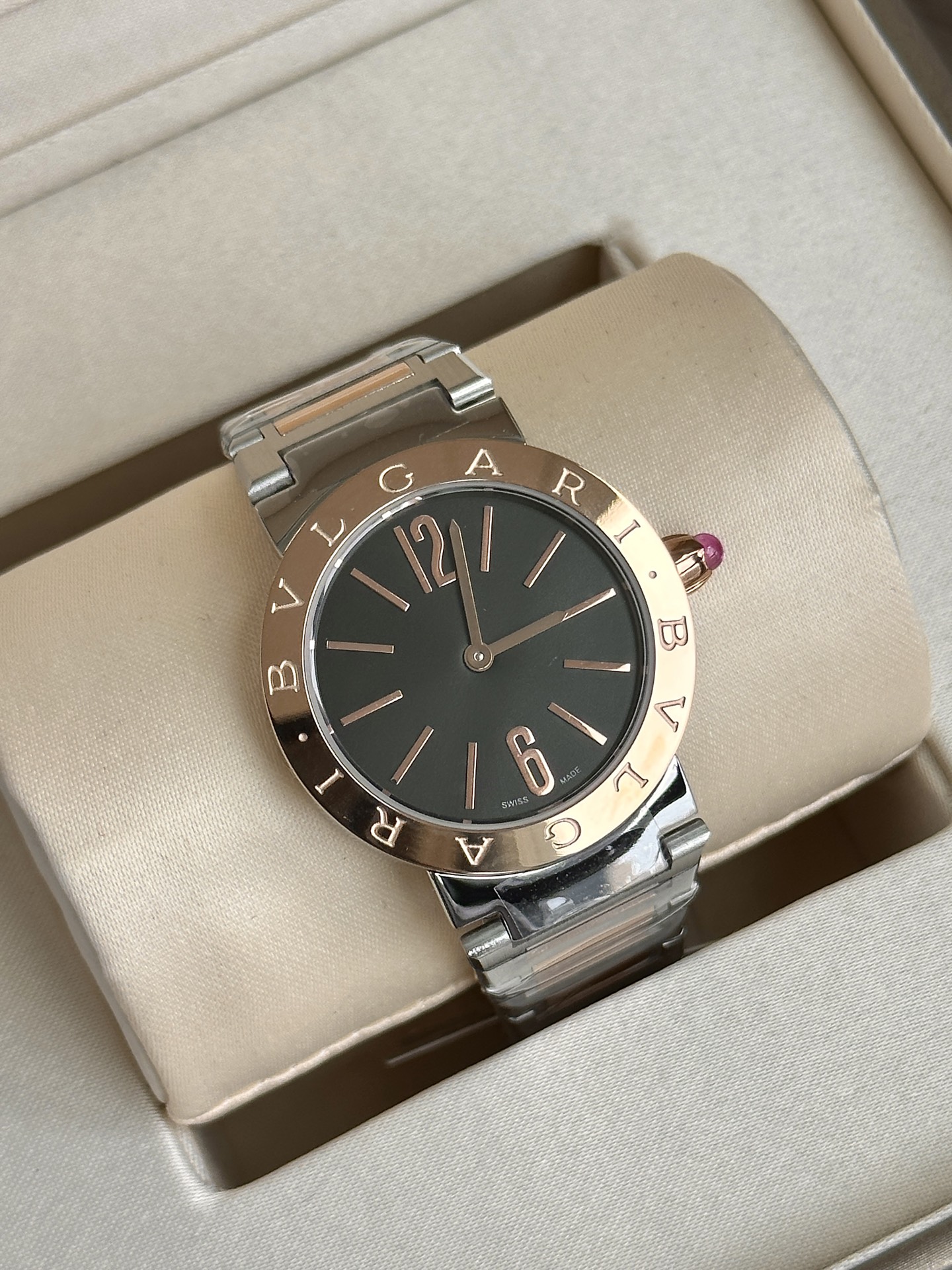 Ms. Bv Pogli’s Stone Wristwatch: Unique Design, Swiss Core, Affordable Price, Fine Craftsmanship - 图片 4