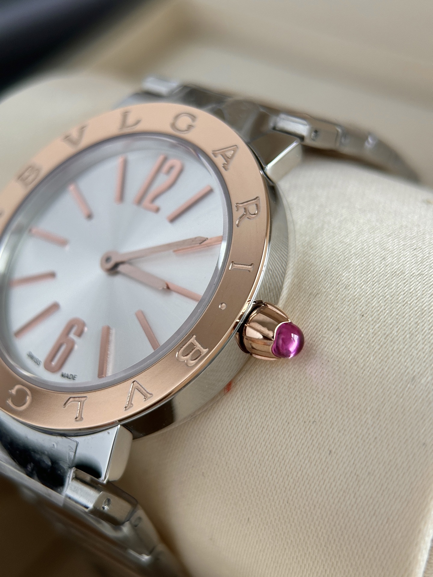 Ms. Bv Pogli’s Stone Wristwatch: Unique Design, Swiss Core, Affordable Price, Fine Craftsmanship - 图片 6