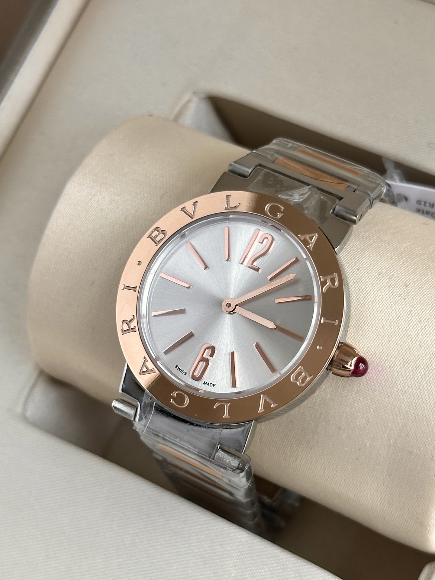 Ms. Bv Pogli’s Stone Wristwatch: Unique Design, Swiss Core, Affordable Price, Fine Craftsmanship - 图片 4