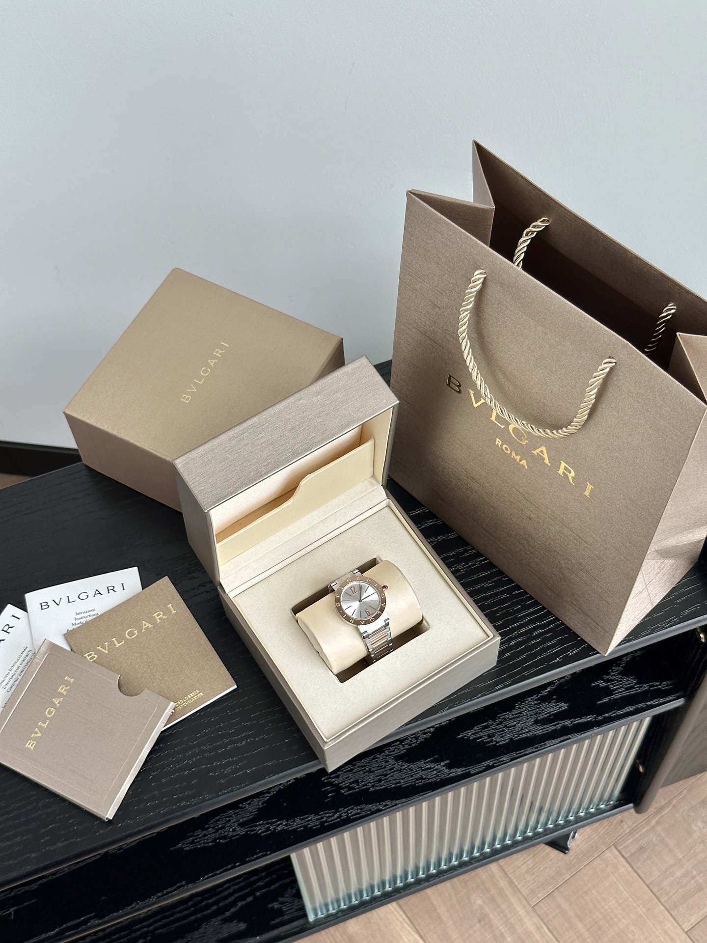 Ms. Bv Pogli’s Stone Wristwatch: Unique Design, Swiss Core, Affordable Price, Fine Craftsmanship - 图片 1