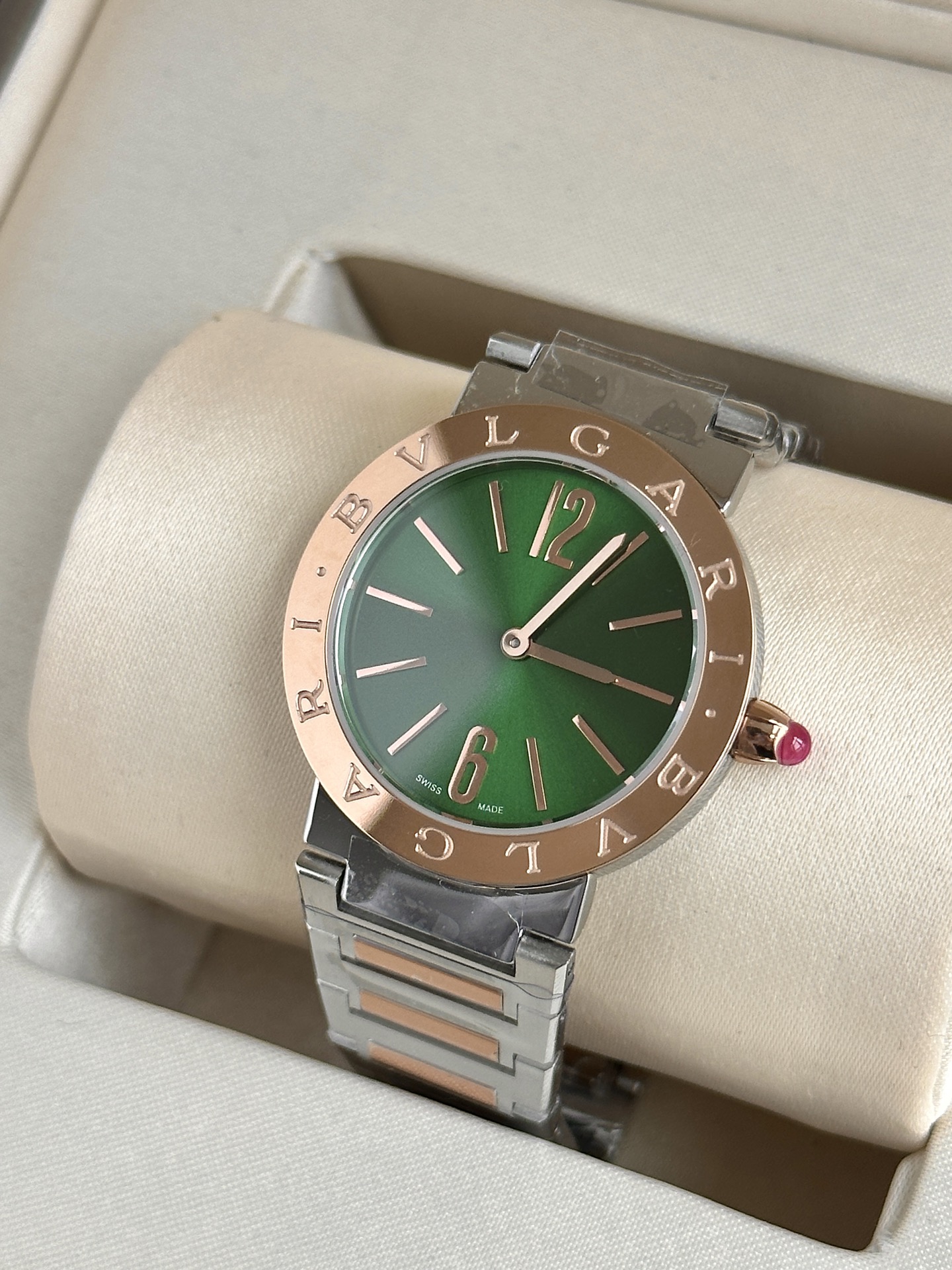 Ms. Bv Pogli’s Stone Wristwatch: Unique Design with Swiss Cores and Natural Diamonds - 图片 5