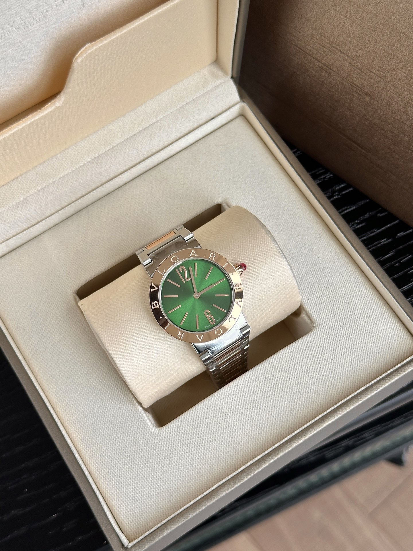 Ms. Bv Pogli’s Stone Wristwatch: Unique Design with Swiss Cores and Natural Diamonds - 图片 3
