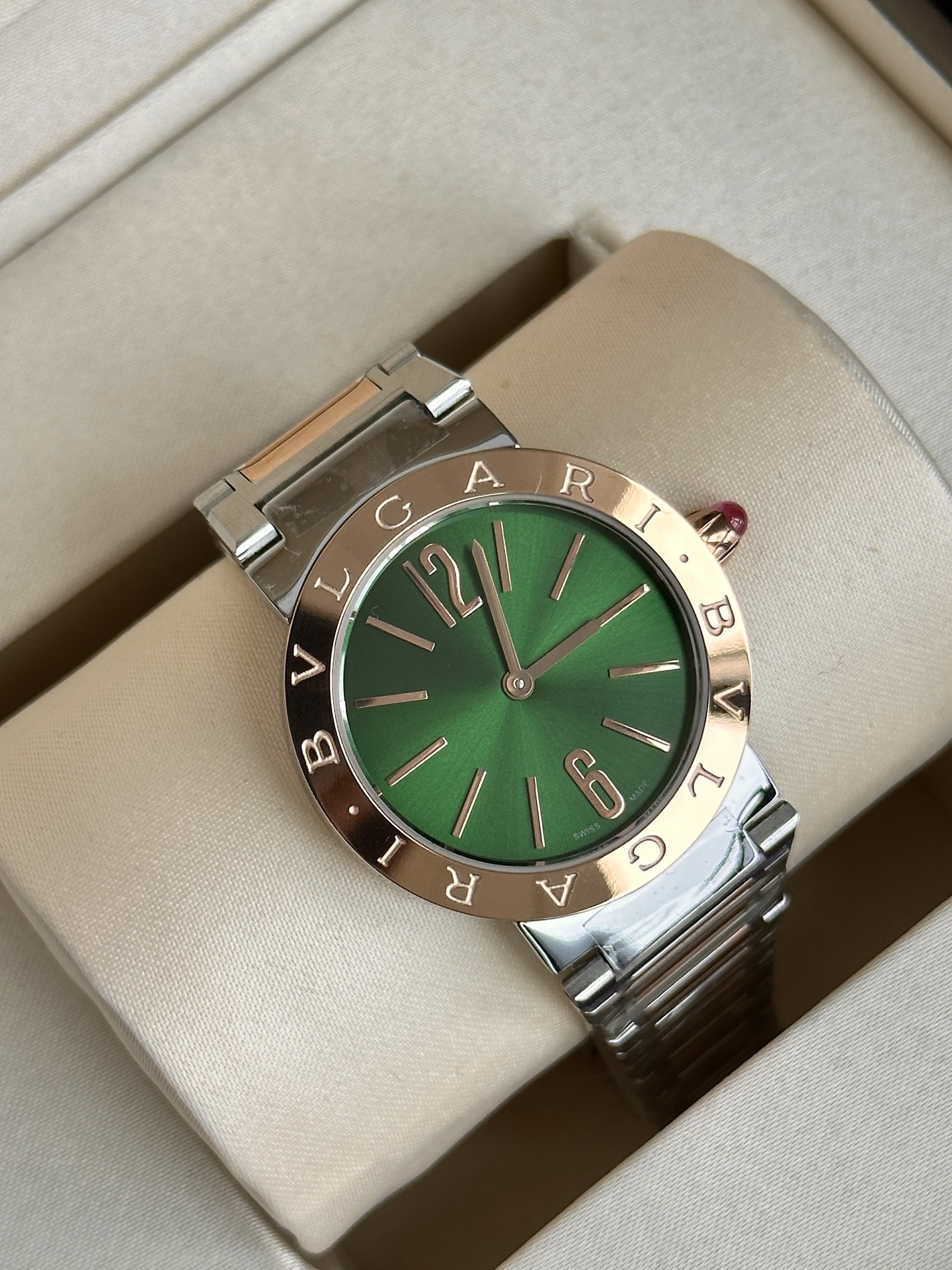 Ms. Bv Pogli’s Stone Wristwatch: Unique Design with Swiss Cores and Natural Diamonds - 图片 4