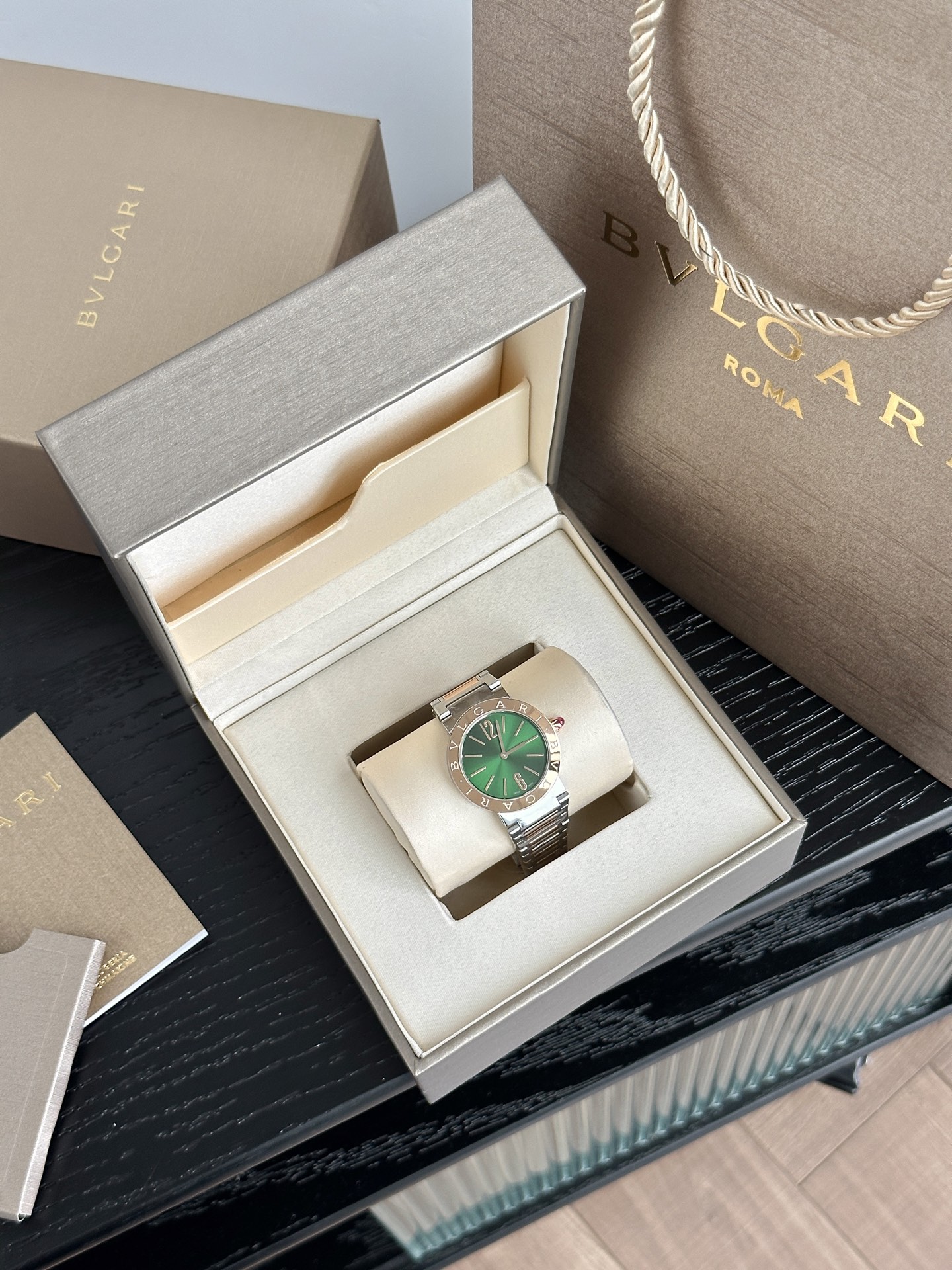 Ms. Bv Pogli’s Stone Wristwatch: Unique Design with Swiss Cores and Natural Diamonds - 图片 2