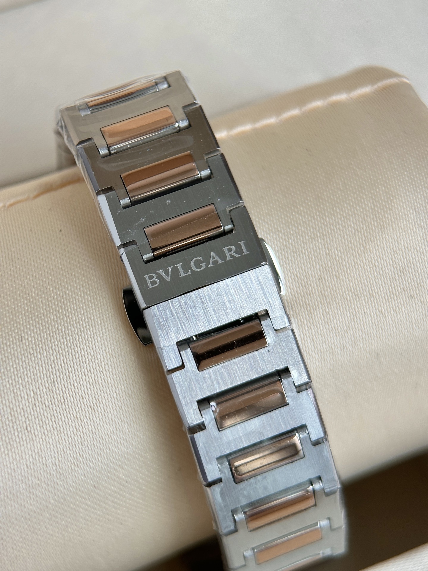 Ms. Bv Pogli’s Stone Wristwatch: Unique Design with Swiss Cores and Natural Diamonds - 图片 8